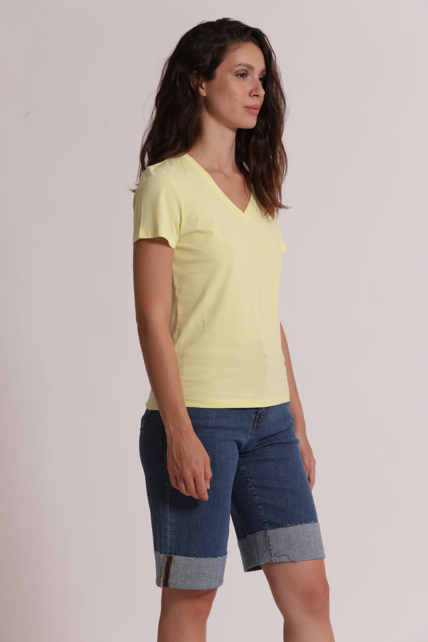 T-SHIRT BASIC CON RICAMO GATTO CON SCOLLO A V