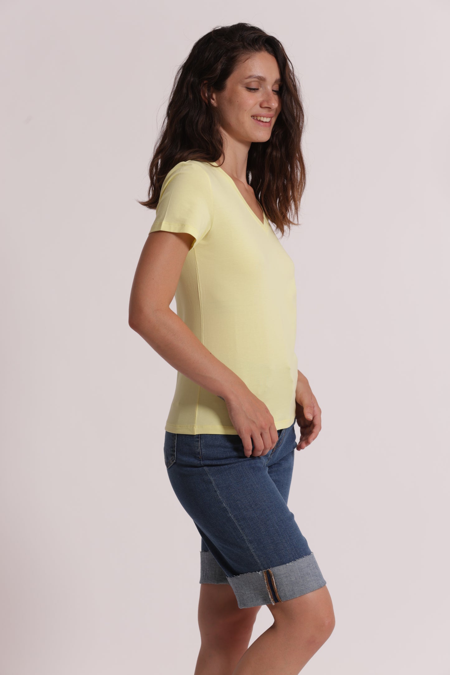 T-SHIRT BASIC CON RICAMO GATTO CON SCOLLO A V