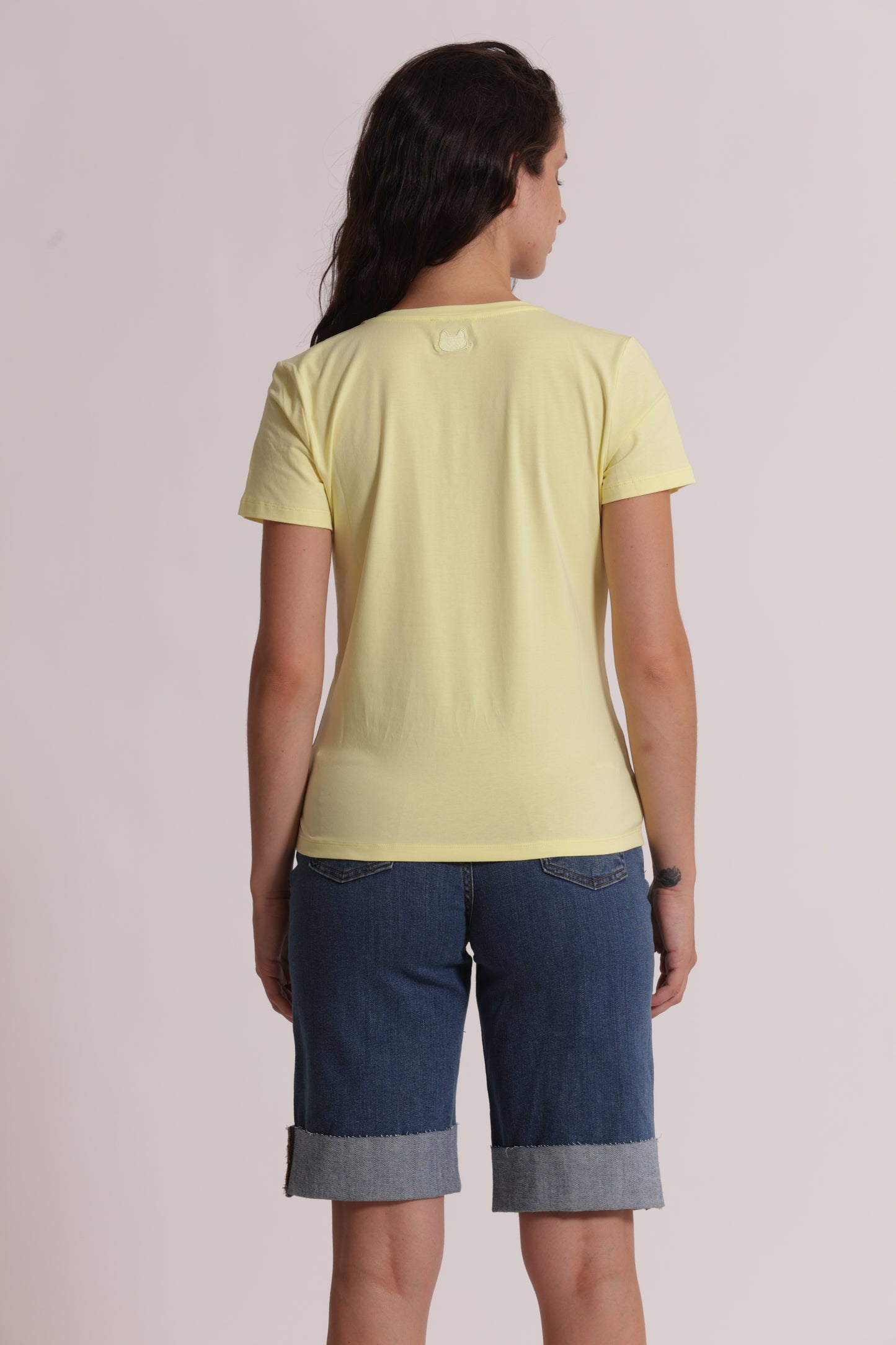 T-SHIRT BASIC CON RICAMO GATTO CON SCOLLO A V