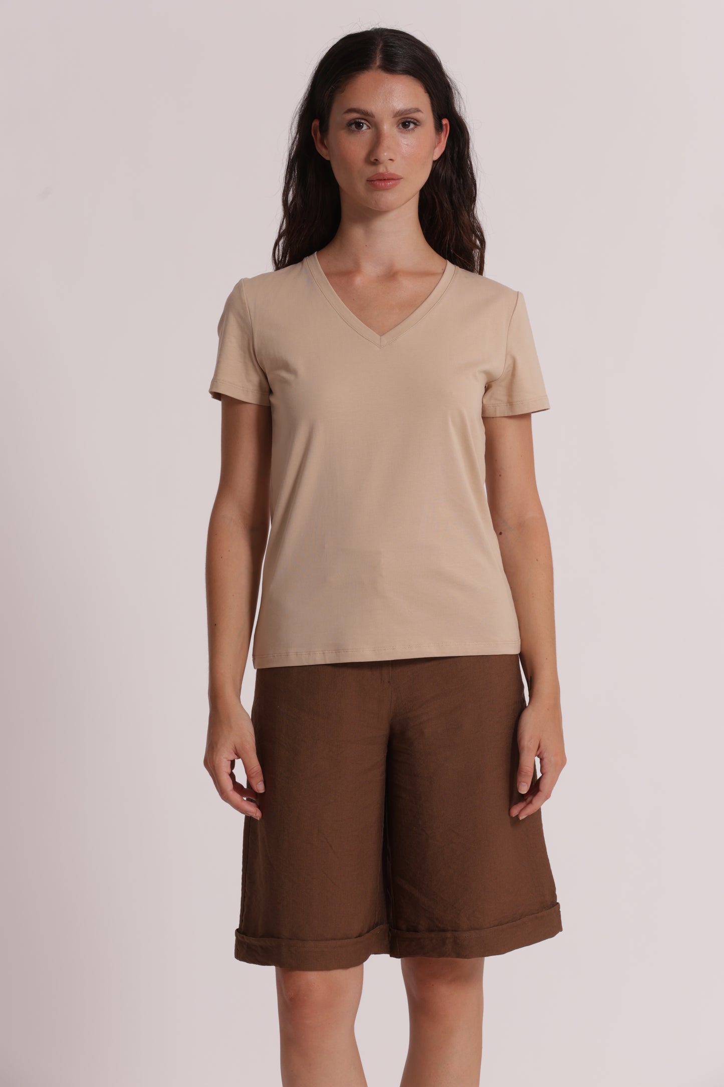 T-SHIRT BASIC CON RICAMO GATTO CON SCOLLO A V