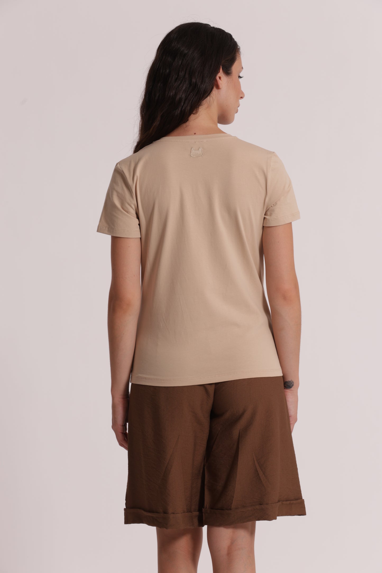 T-SHIRT BASIC CON RICAMO GATTO CON SCOLLO A V