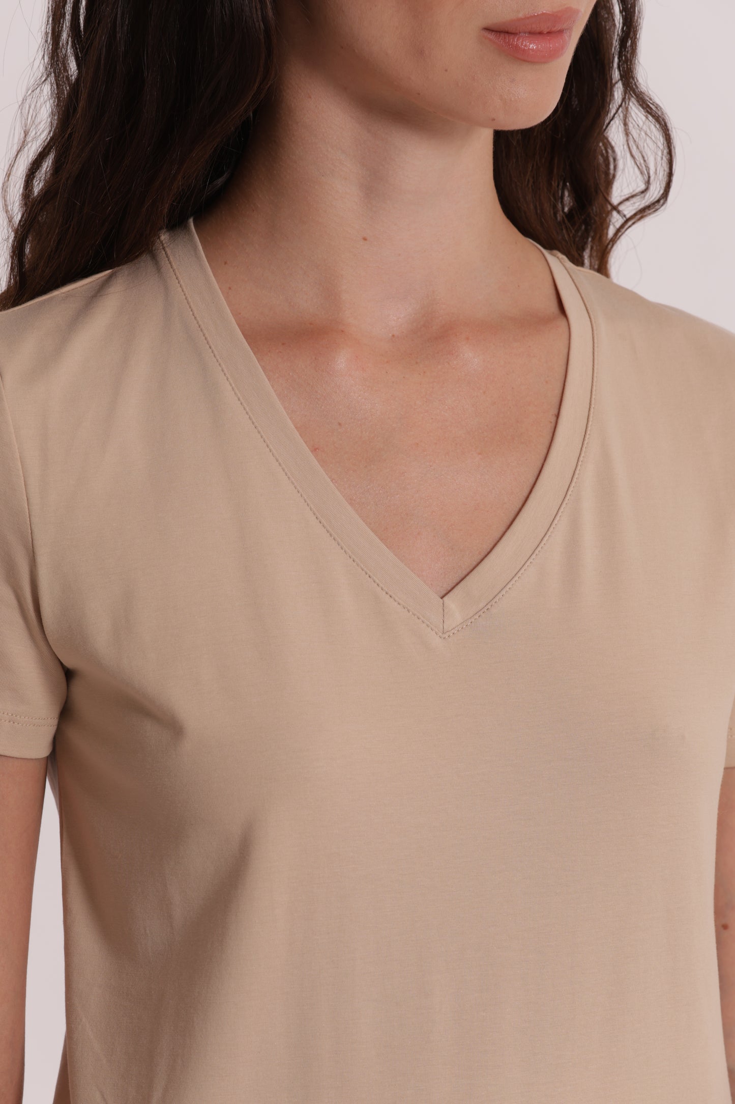 T-SHIRT BASIC CON RICAMO GATTO CON SCOLLO A V