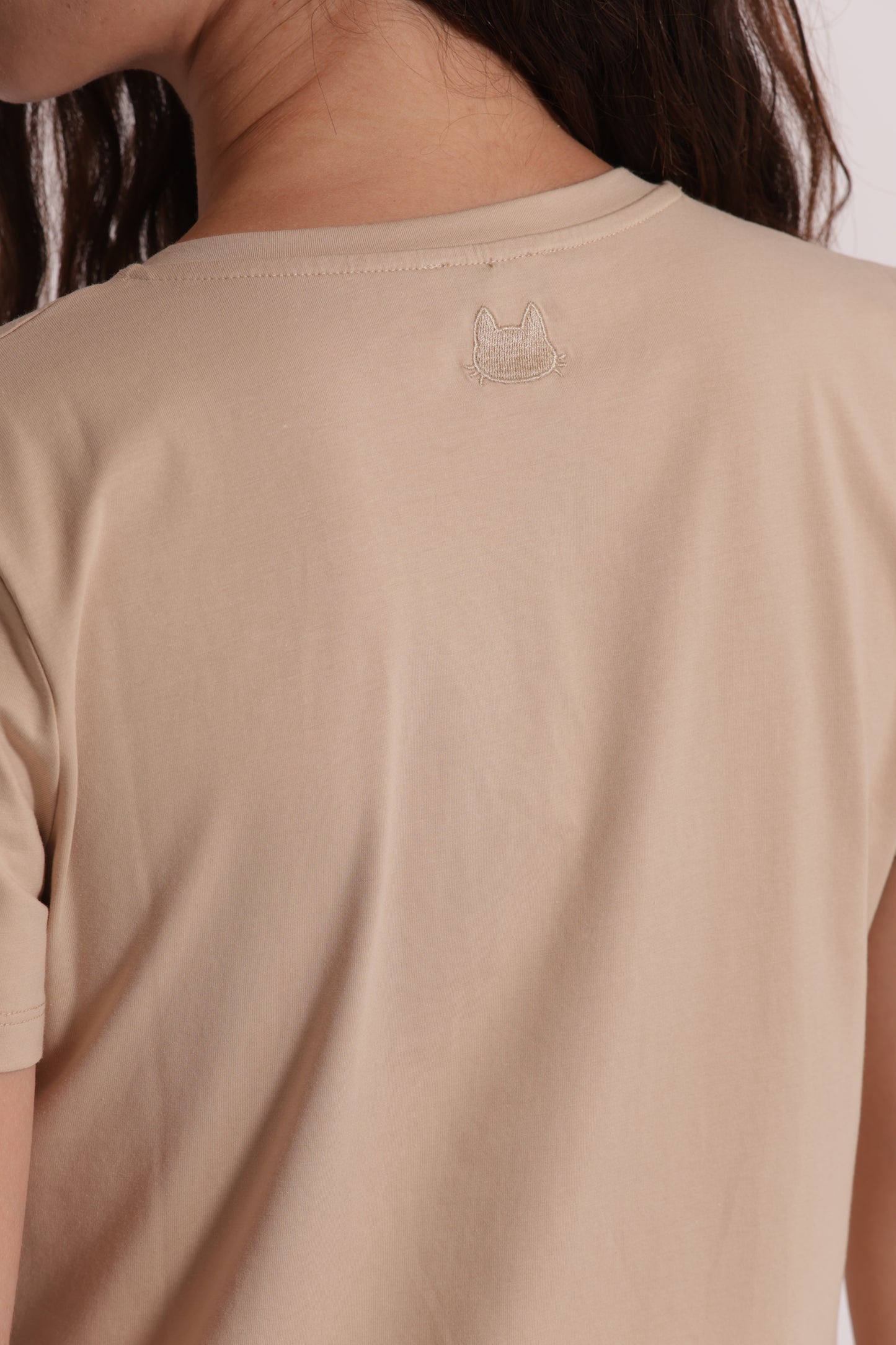 T-SHIRT BASIC CON RICAMO GATTO CON SCOLLO A V
