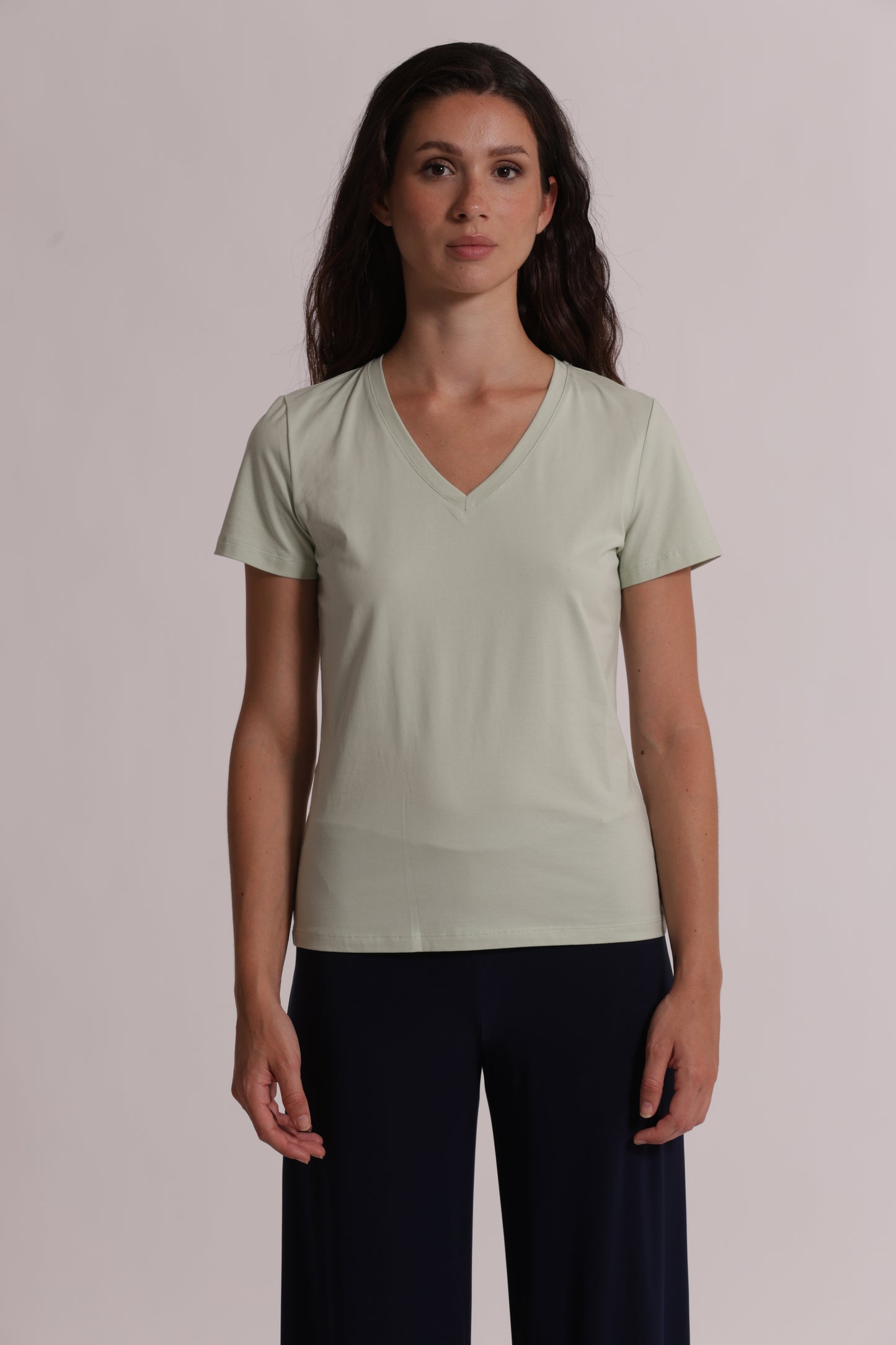 T-SHIRT BASIC CON RICAMO GATTO CON SCOLLO A V