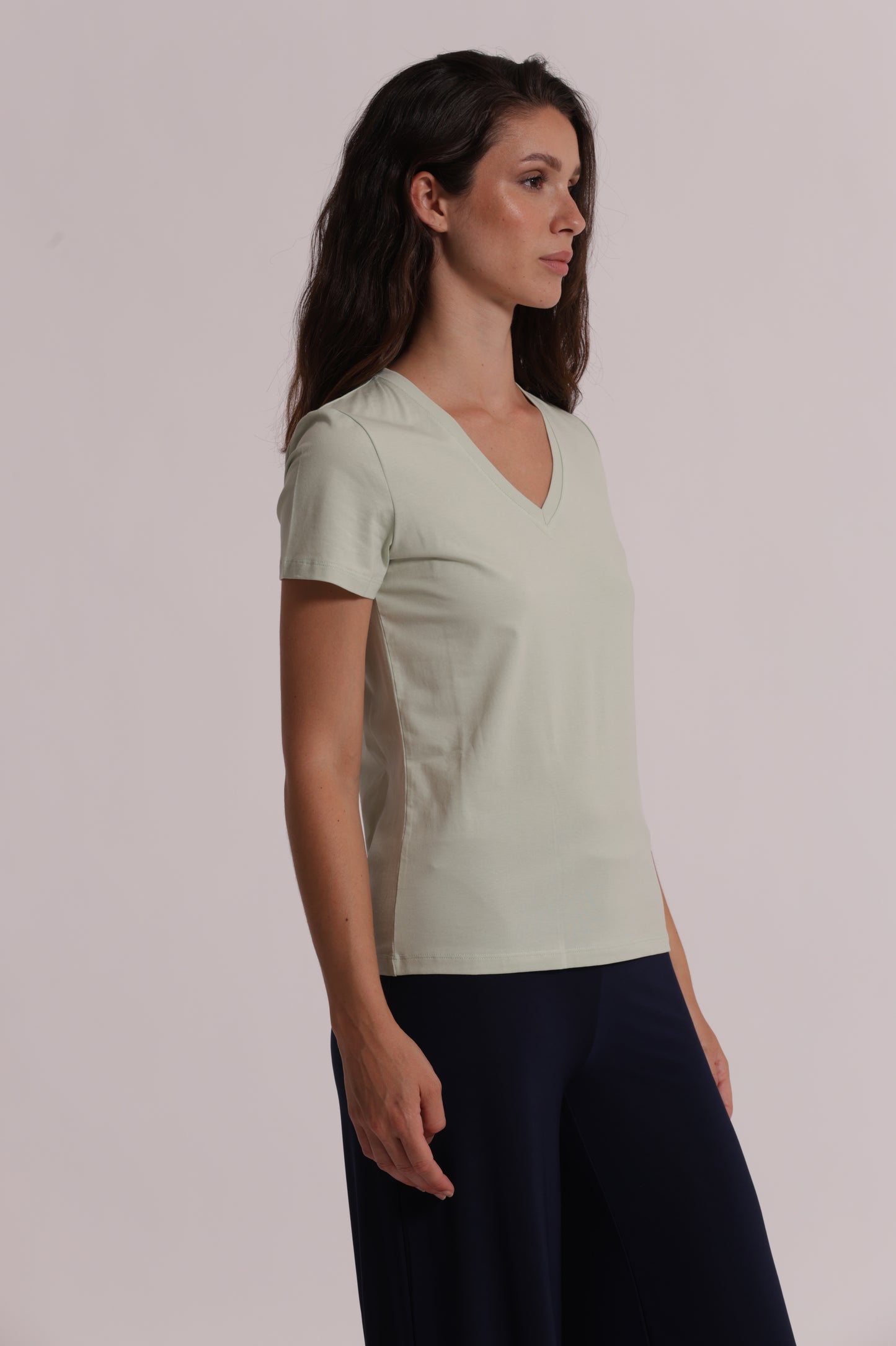 T-SHIRT BASIC CON RICAMO GATTO CON SCOLLO A V