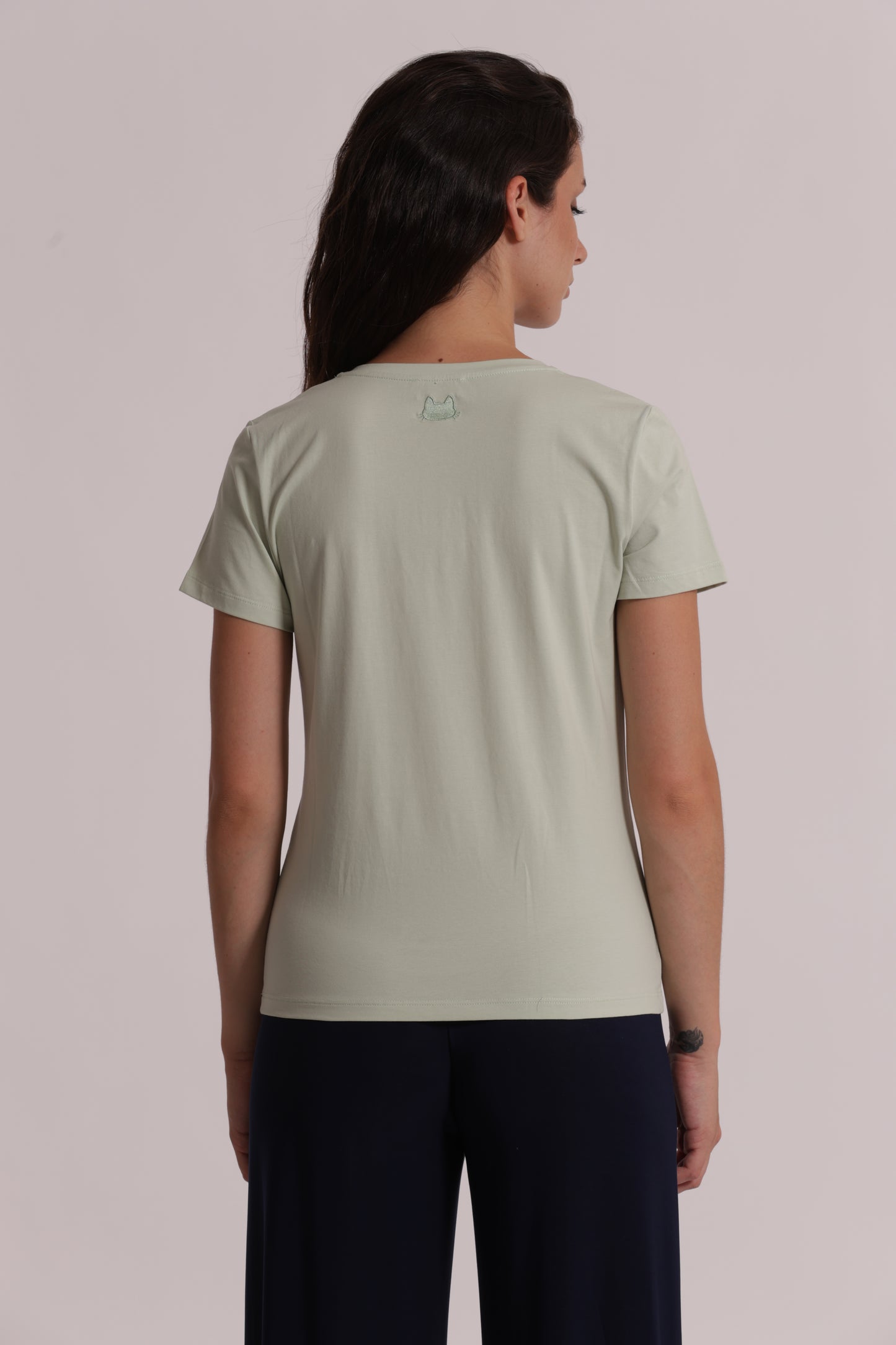 T-SHIRT BASIC CON RICAMO GATTO CON SCOLLO A V