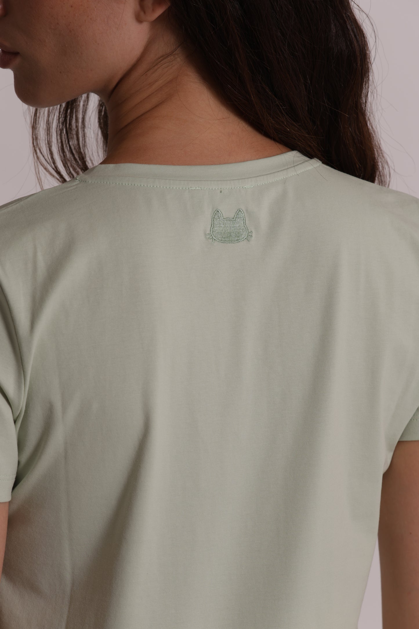 T-SHIRT BASIC CON RICAMO GATTO CON SCOLLO A V