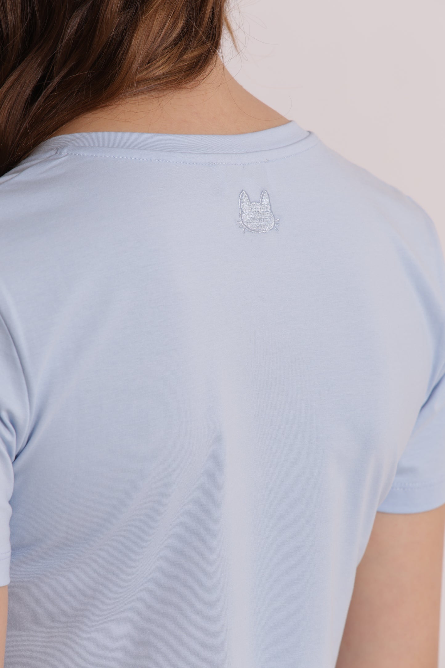 T-SHIRT BASIC CON RICAMO GATTO CON SCOLLO A V