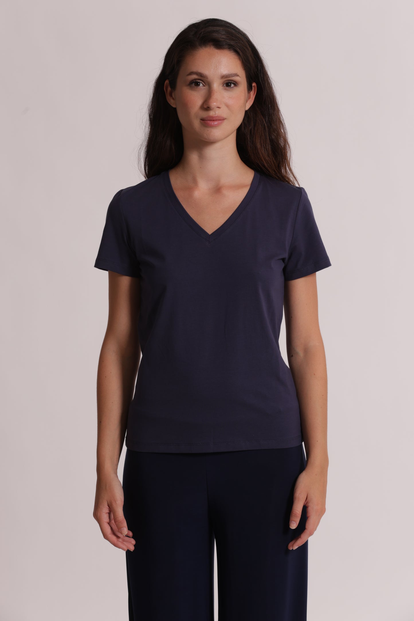 T-SHIRT BASIC CON RICAMO GATTO CON SCOLLO A V