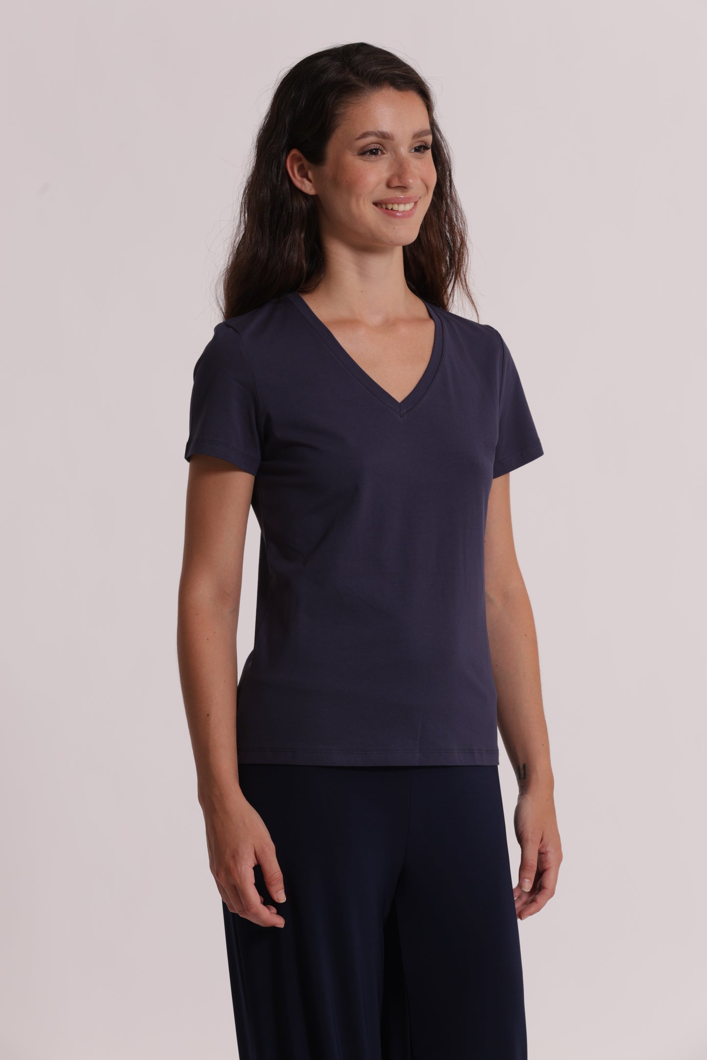 T-SHIRT BASIC CON RICAMO GATTO CON SCOLLO A V