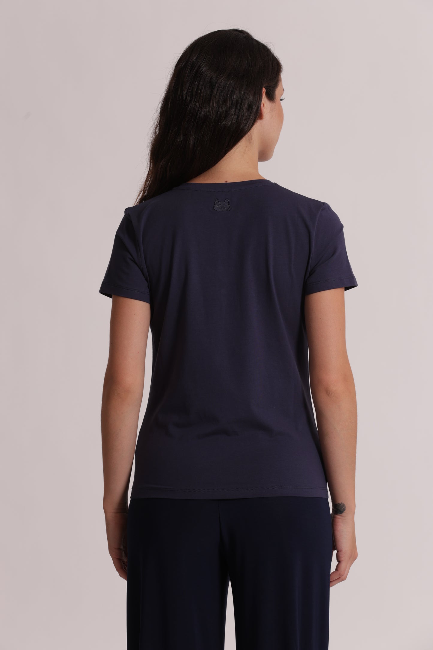 T-SHIRT BASIC CON RICAMO GATTO CON SCOLLO A V