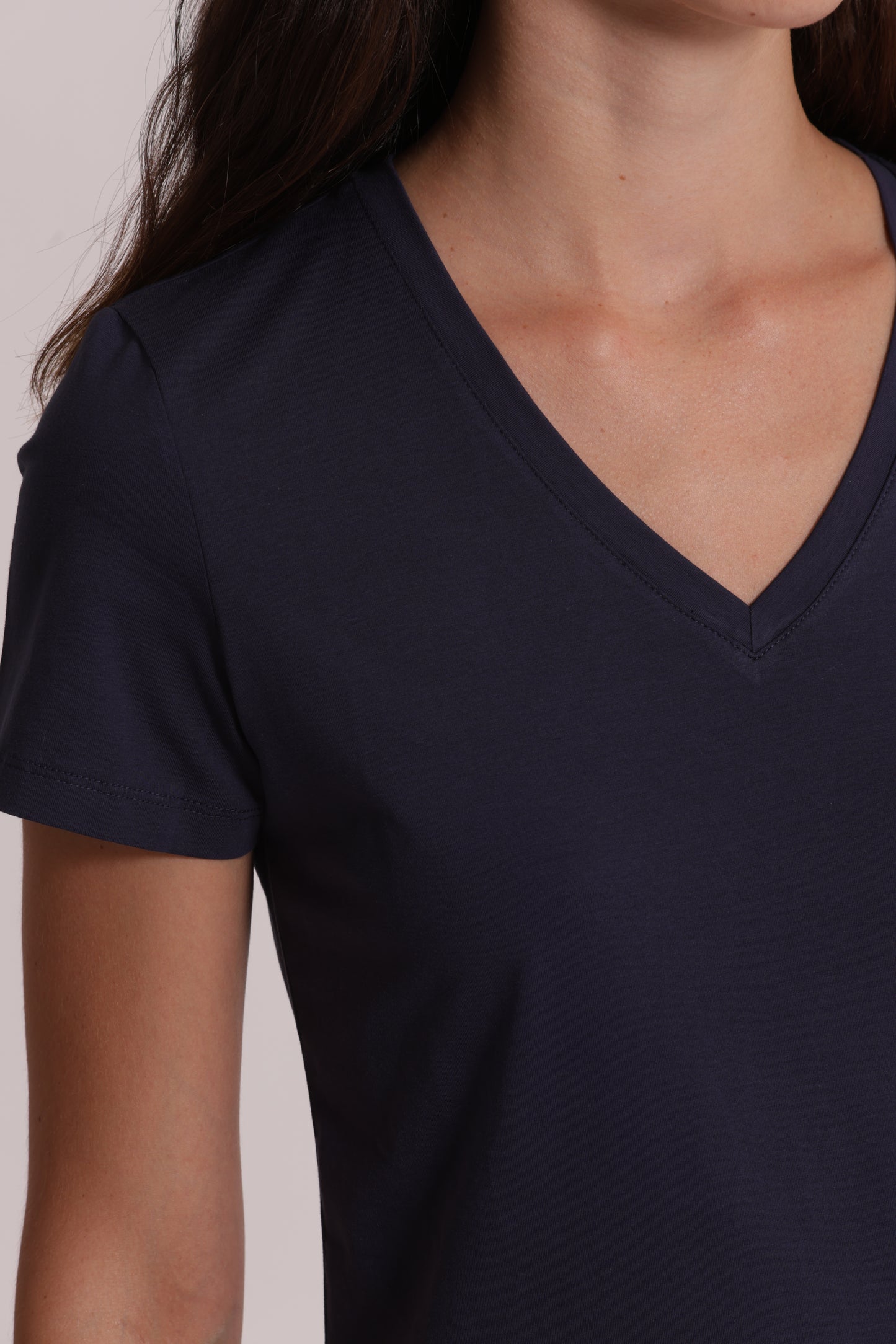 T-SHIRT BASIC CON RICAMO GATTO CON SCOLLO A V
