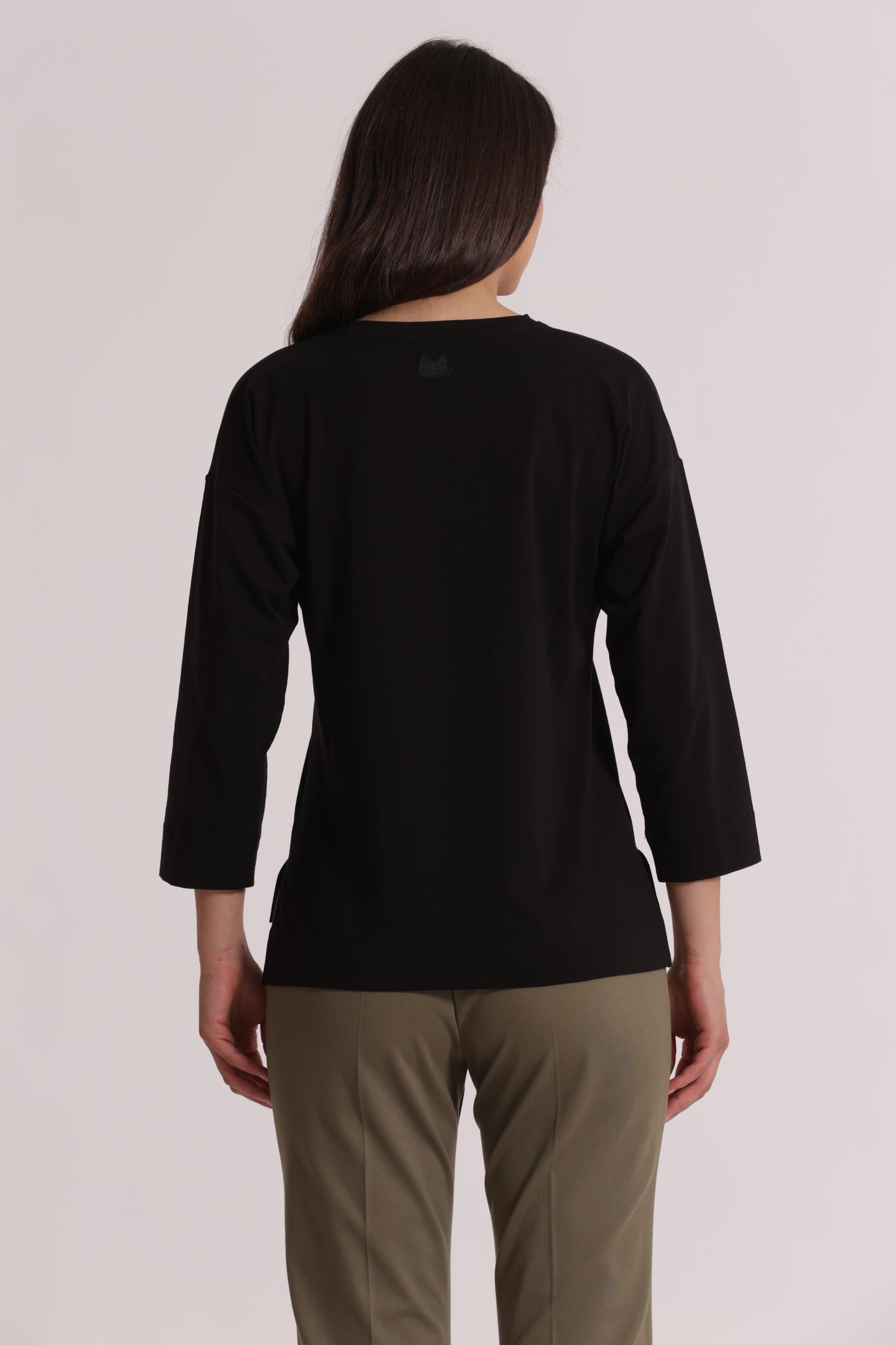 T-SHIRT BASIC CON RICAMO GATTO MANICHE LUNGHE