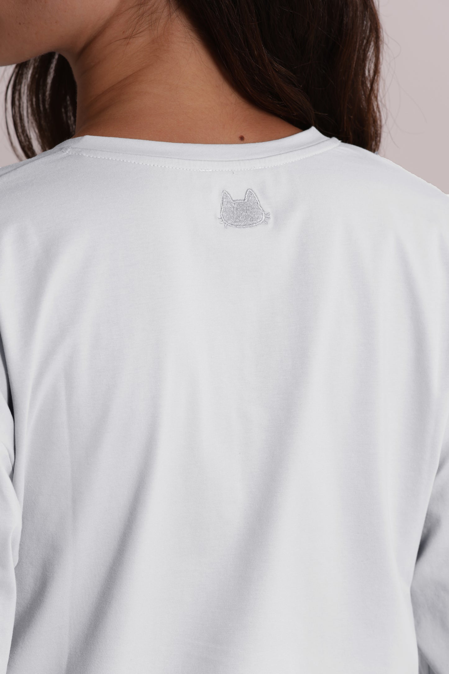 T-SHIRT BASIC CON RICAMO GATTO MANICHE LUNGHE