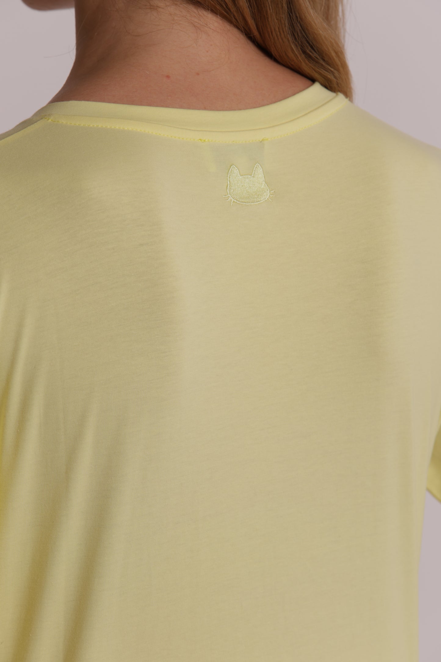 T-SHIRT BASIC CON RICAMO GATTO MANICHE LUNGHE