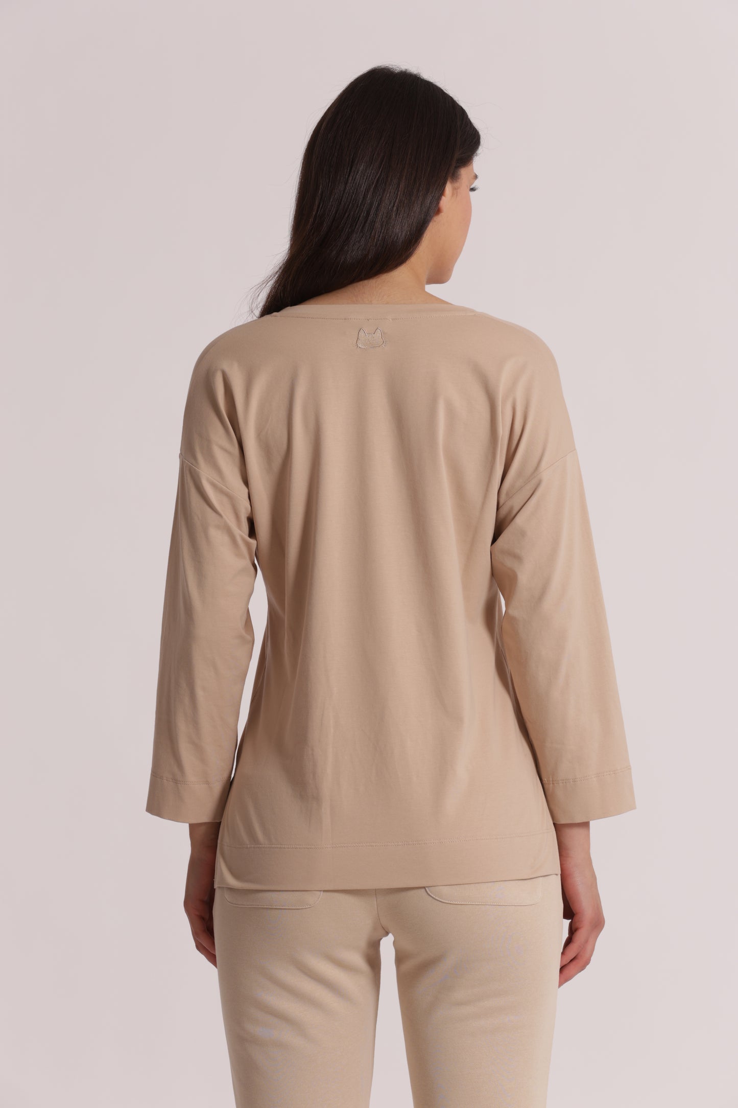 T-SHIRT BASIC CON RICAMO GATTO MANICHE LUNGHE