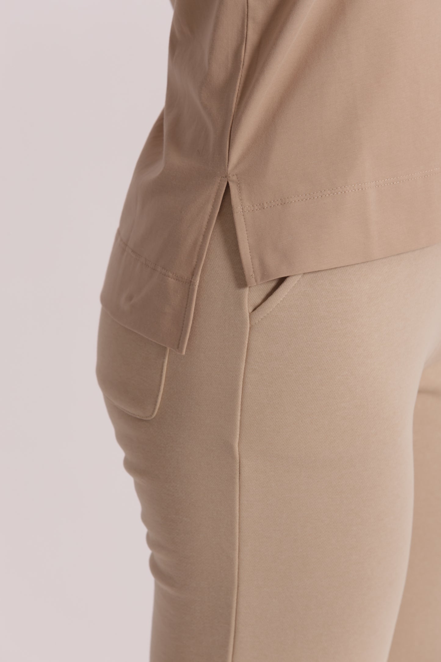 T-SHIRT BASIC CON RICAMO GATTO MANICHE LUNGHE