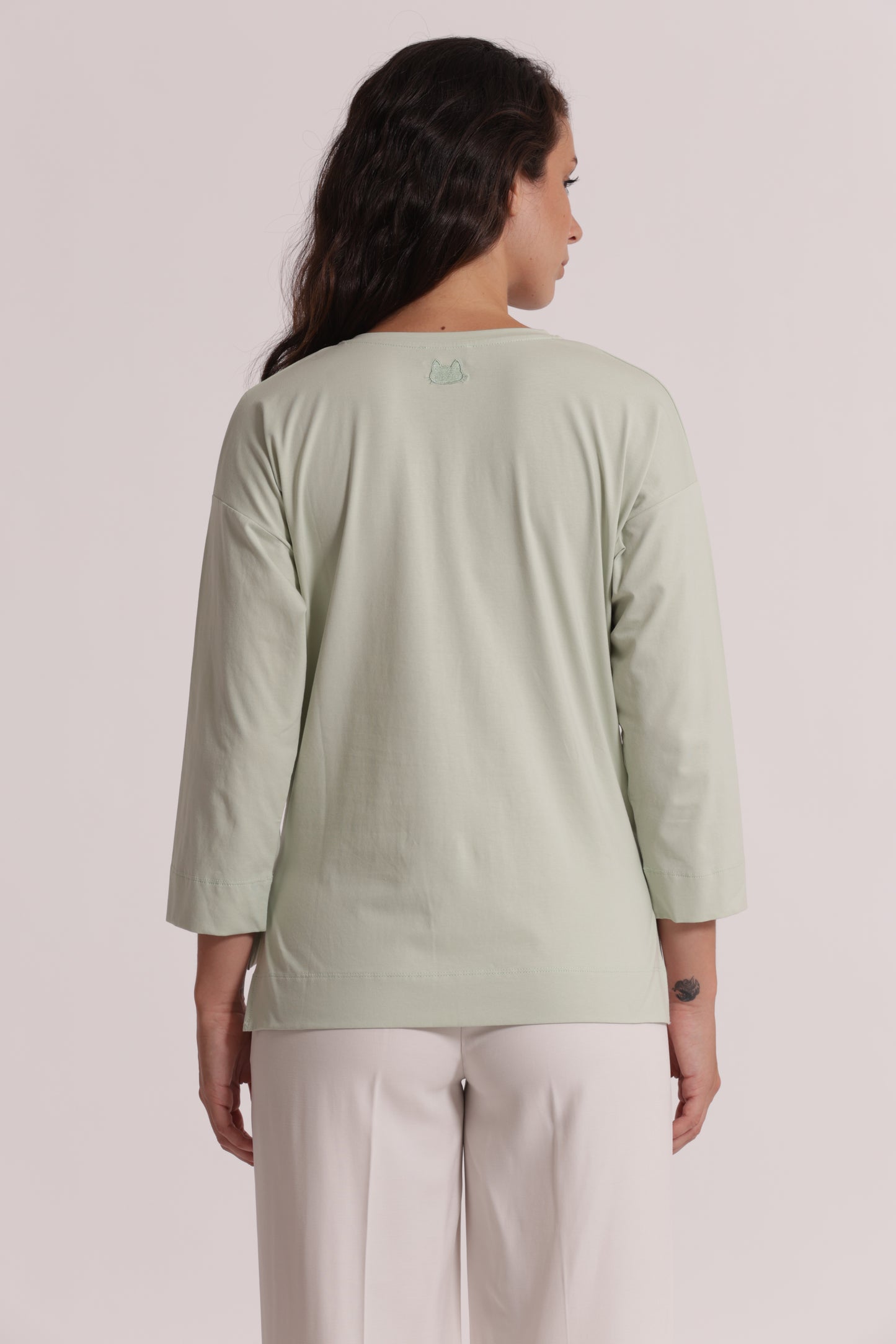 T-SHIRT BASIC CON RICAMO GATTO MANICHE LUNGHE