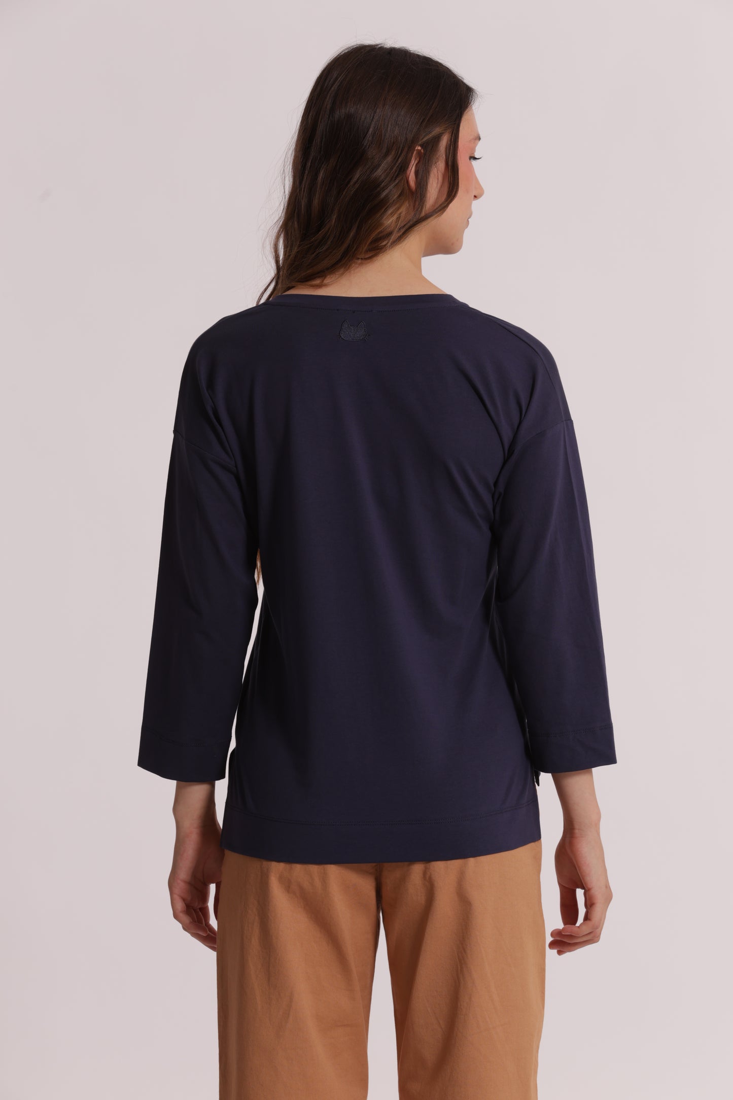 T-SHIRT BASIC CON RICAMO GATTO MANICHE LUNGHE