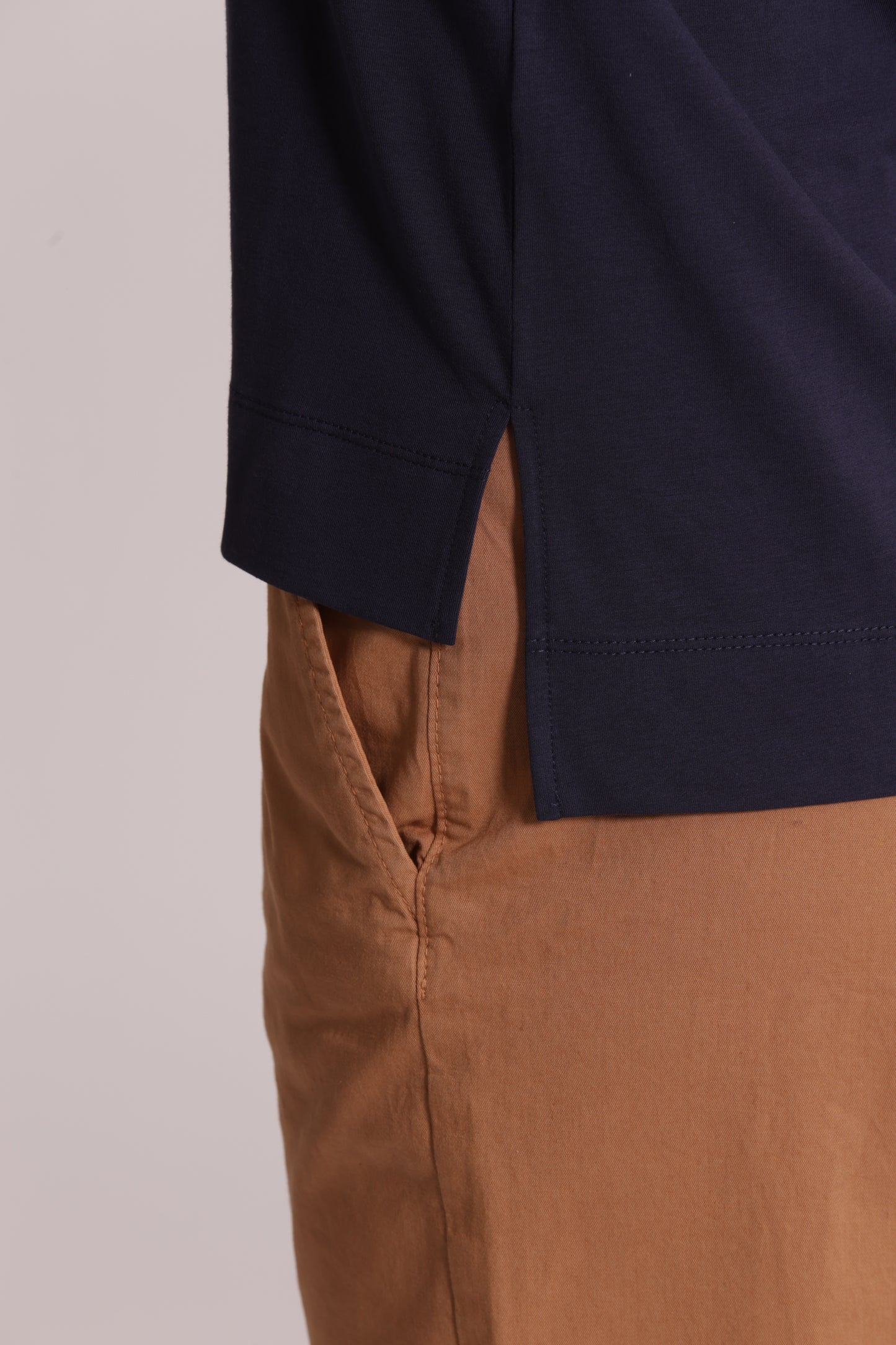 T-SHIRT BASIC CON RICAMO GATTO MANICHE LUNGHE