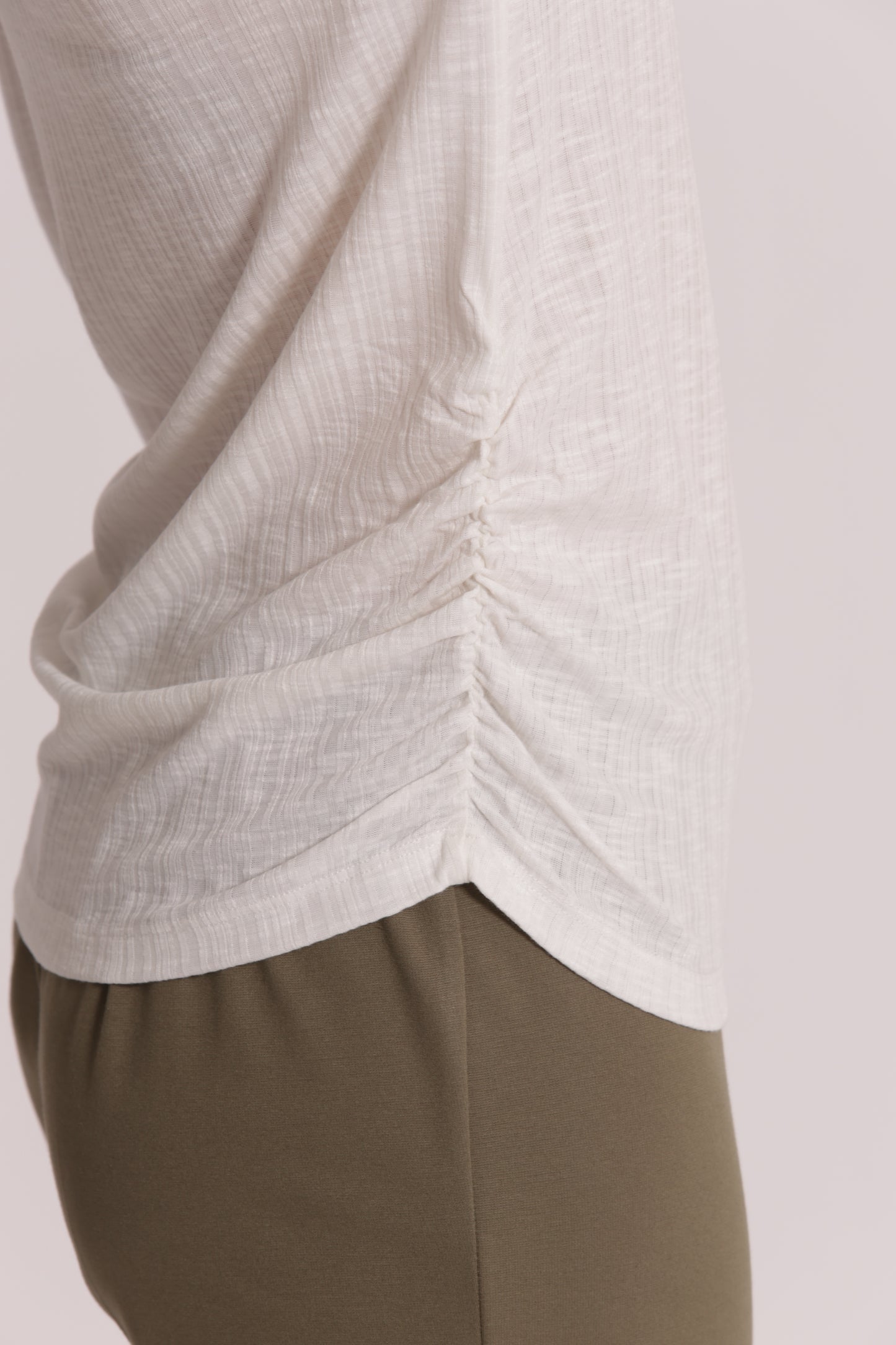 T-SHIRT CON ARRICCIO LATERALE MANICHE LUNGHE