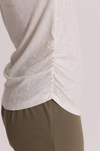 T-SHIRT CON ARRICCIO LATERALE MANICHE LUNGHE