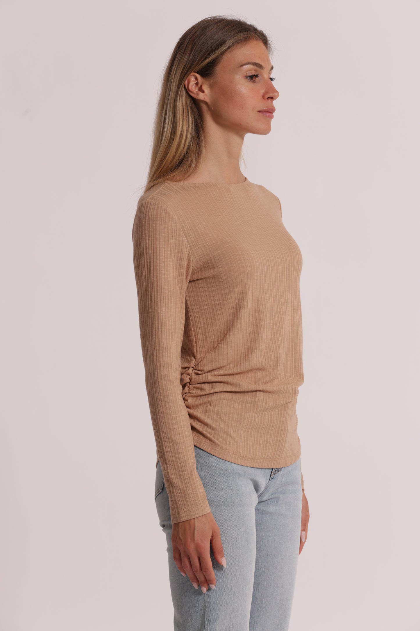 T-SHIRT CON ARRICCIO LATERALE MANICHE LUNGHE
