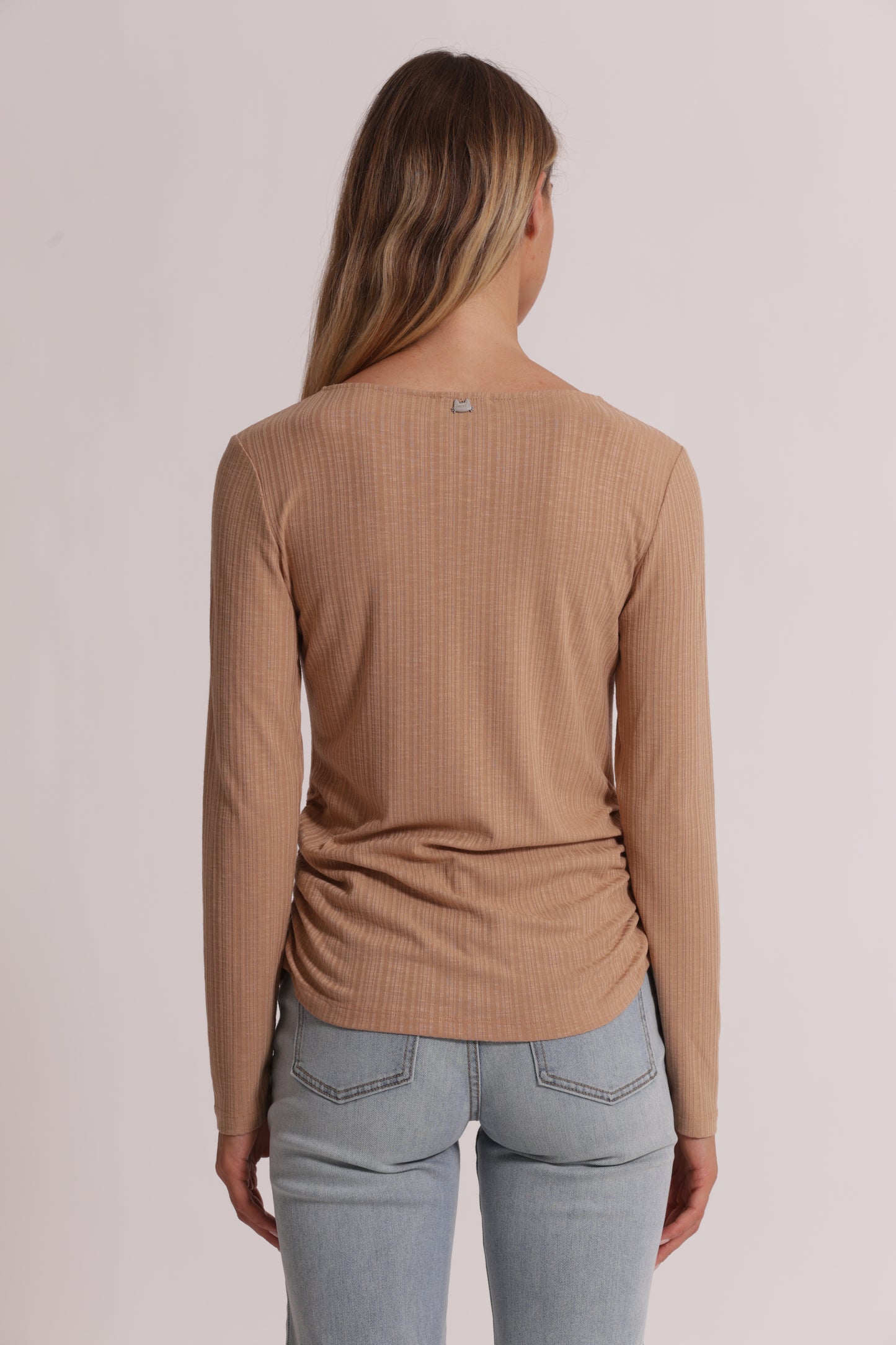 T-SHIRT CON ARRICCIO LATERALE MANICHE LUNGHE