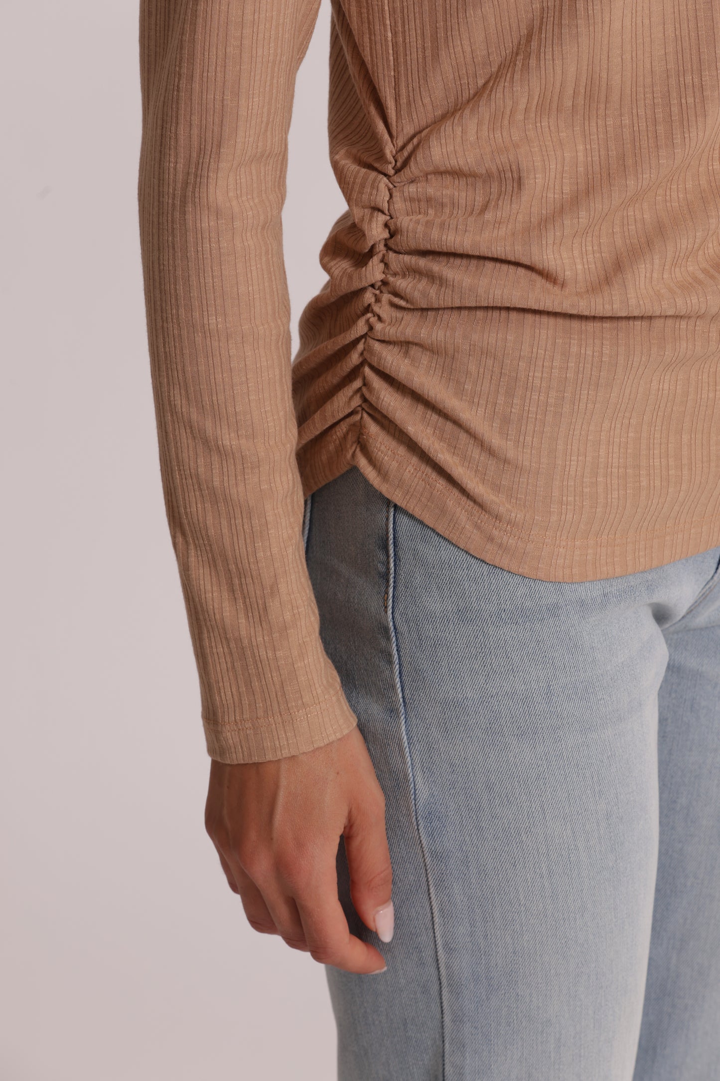 T-SHIRT CON ARRICCIO LATERALE MANICHE LUNGHE