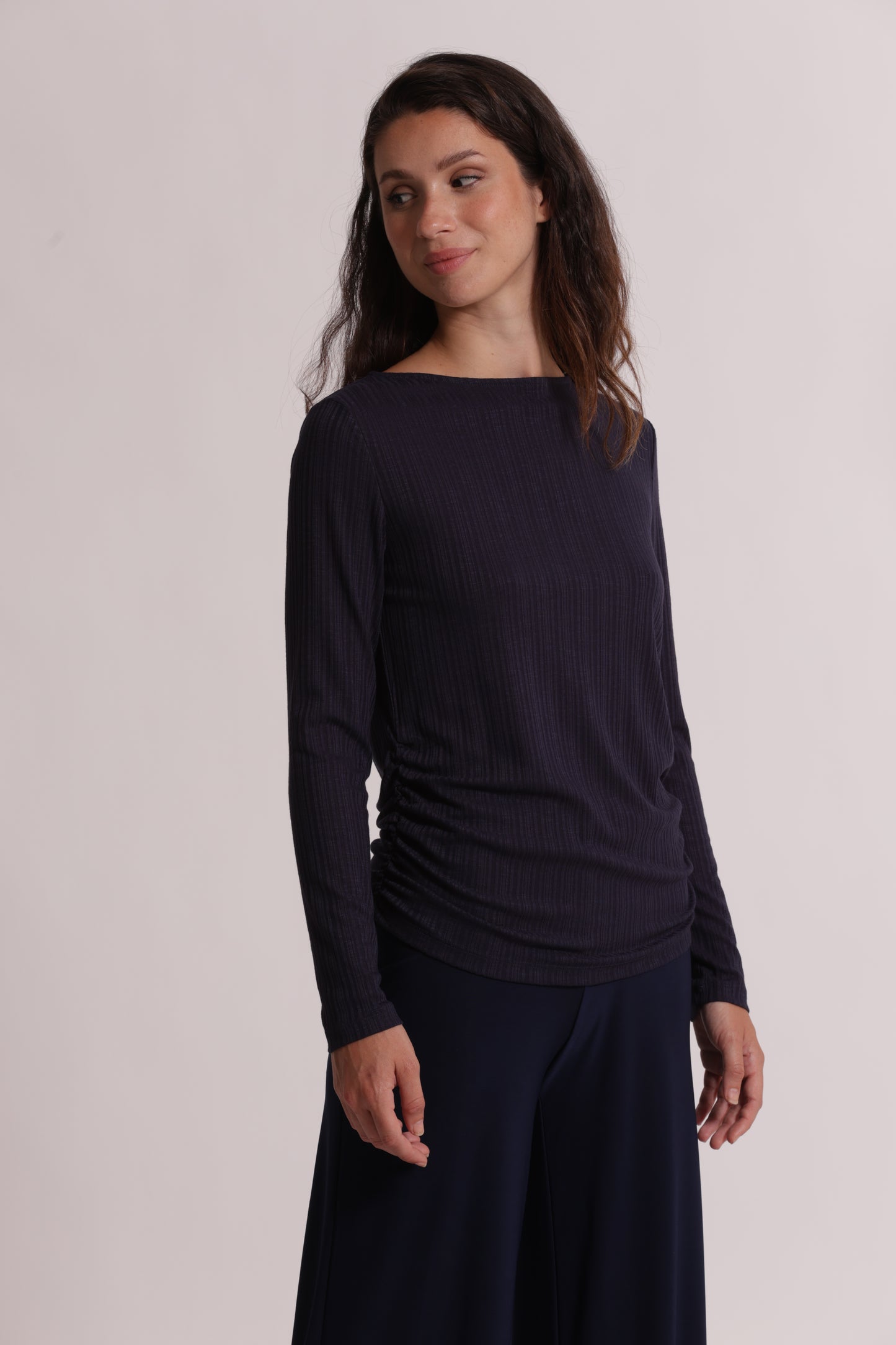 T-SHIRT CON ARRICCIO LATERALE MANICHE LUNGHE