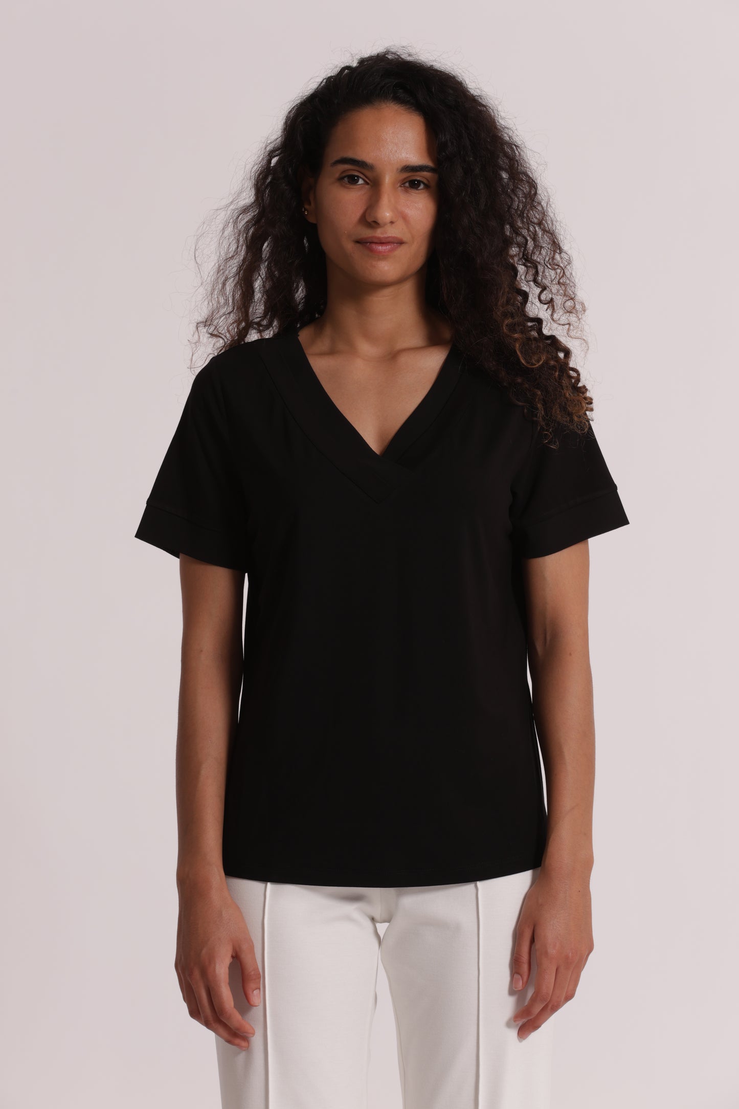 T-SHIRT SCOLLO A V CON DETTAGLI IN GEORGETTE