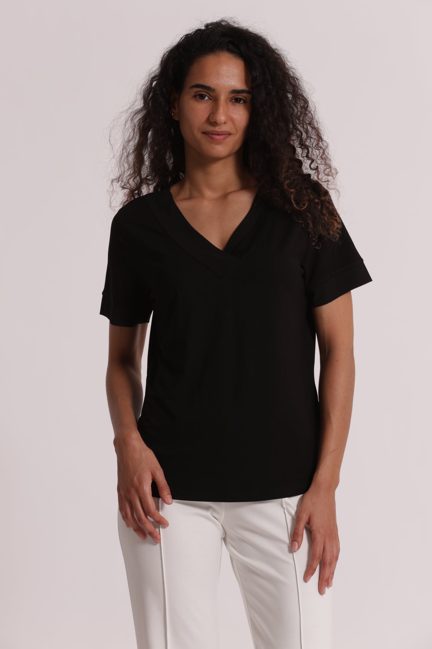 T-SHIRT SCOLLO A V CON DETTAGLI IN GEORGETTE