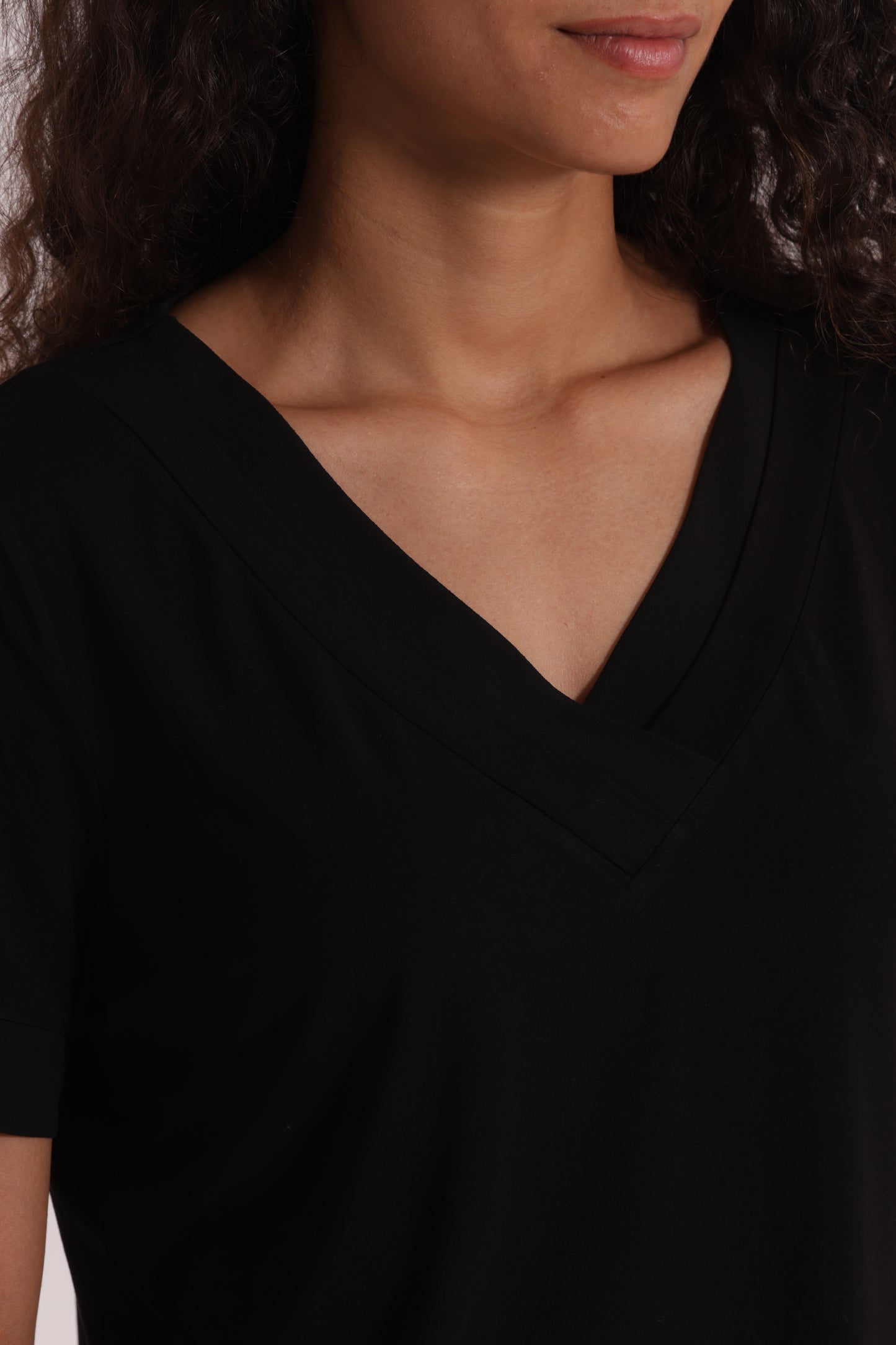 T-SHIRT SCOLLO A V CON DETTAGLI IN GEORGETTE