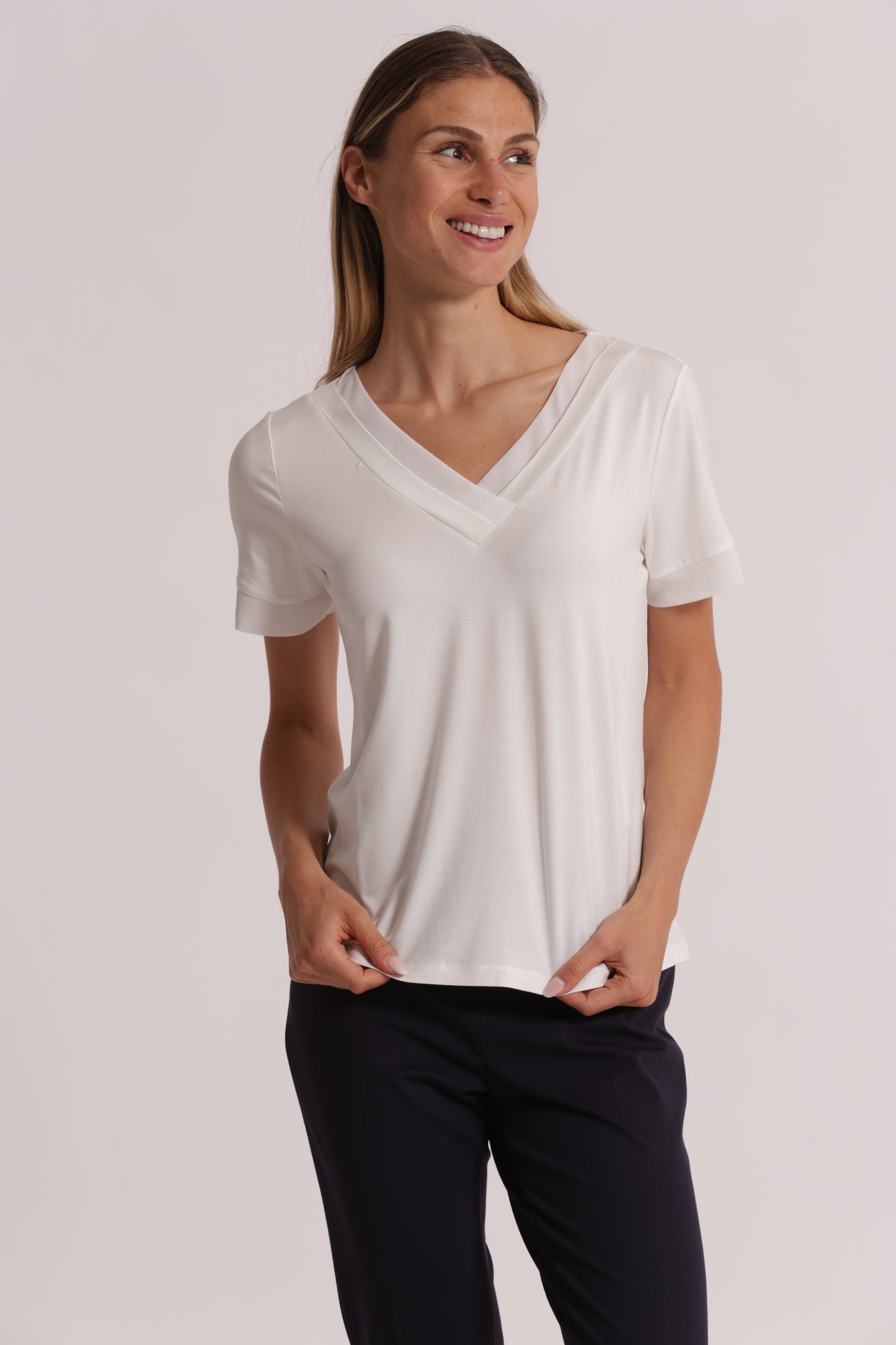 T-SHIRT SCOLLO A V CON DETTAGLI IN GEORGETTE