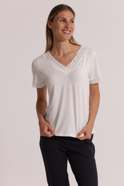 T-SHIRT SCOLLO A V CON DETTAGLI IN GEORGETTE