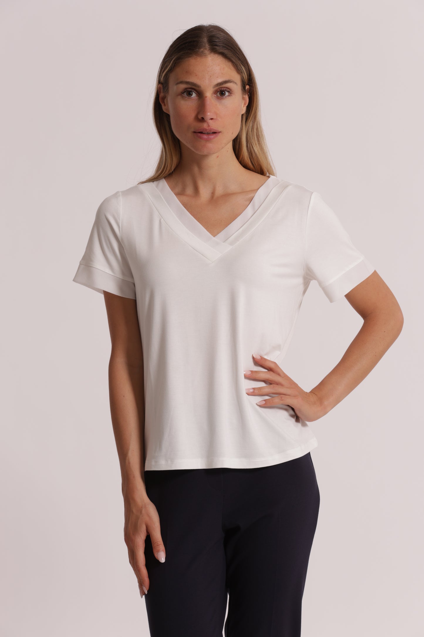 T-SHIRT SCOLLO A V CON DETTAGLI IN GEORGETTE