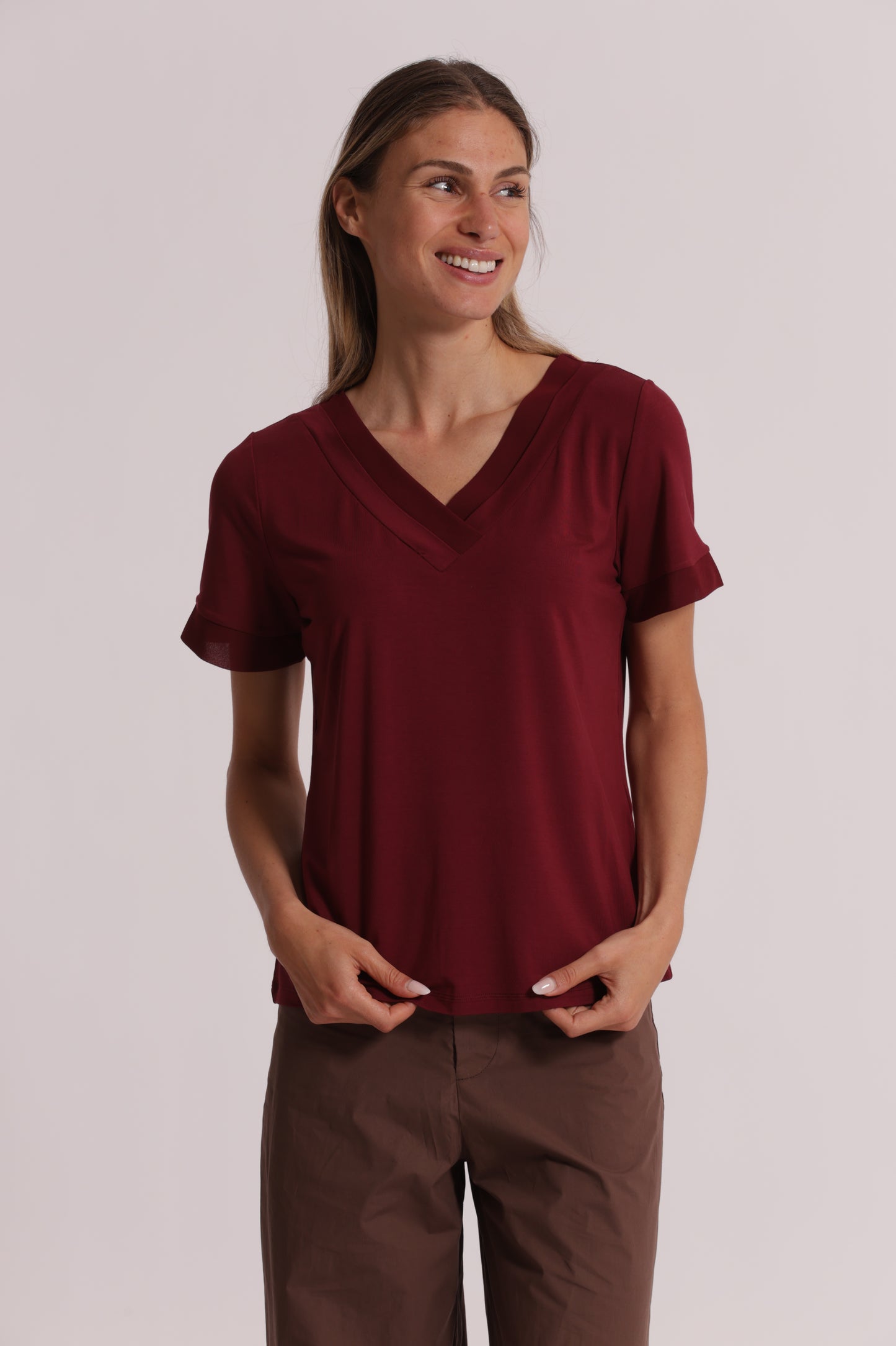 T-SHIRT SCOLLO A V CON DETTAGLI IN GEORGETTE