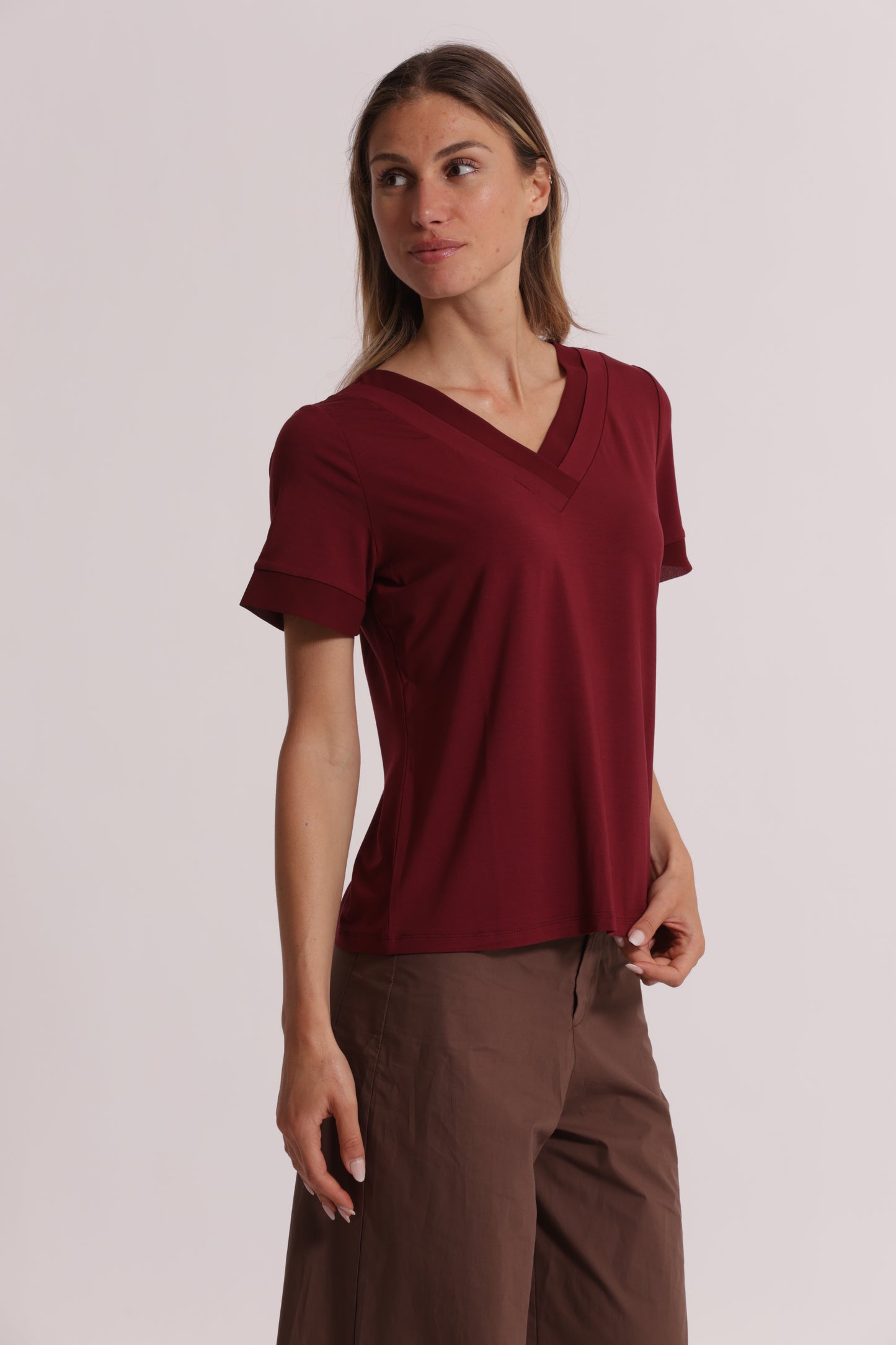 T-SHIRT SCOLLO A V CON DETTAGLI IN GEORGETTE