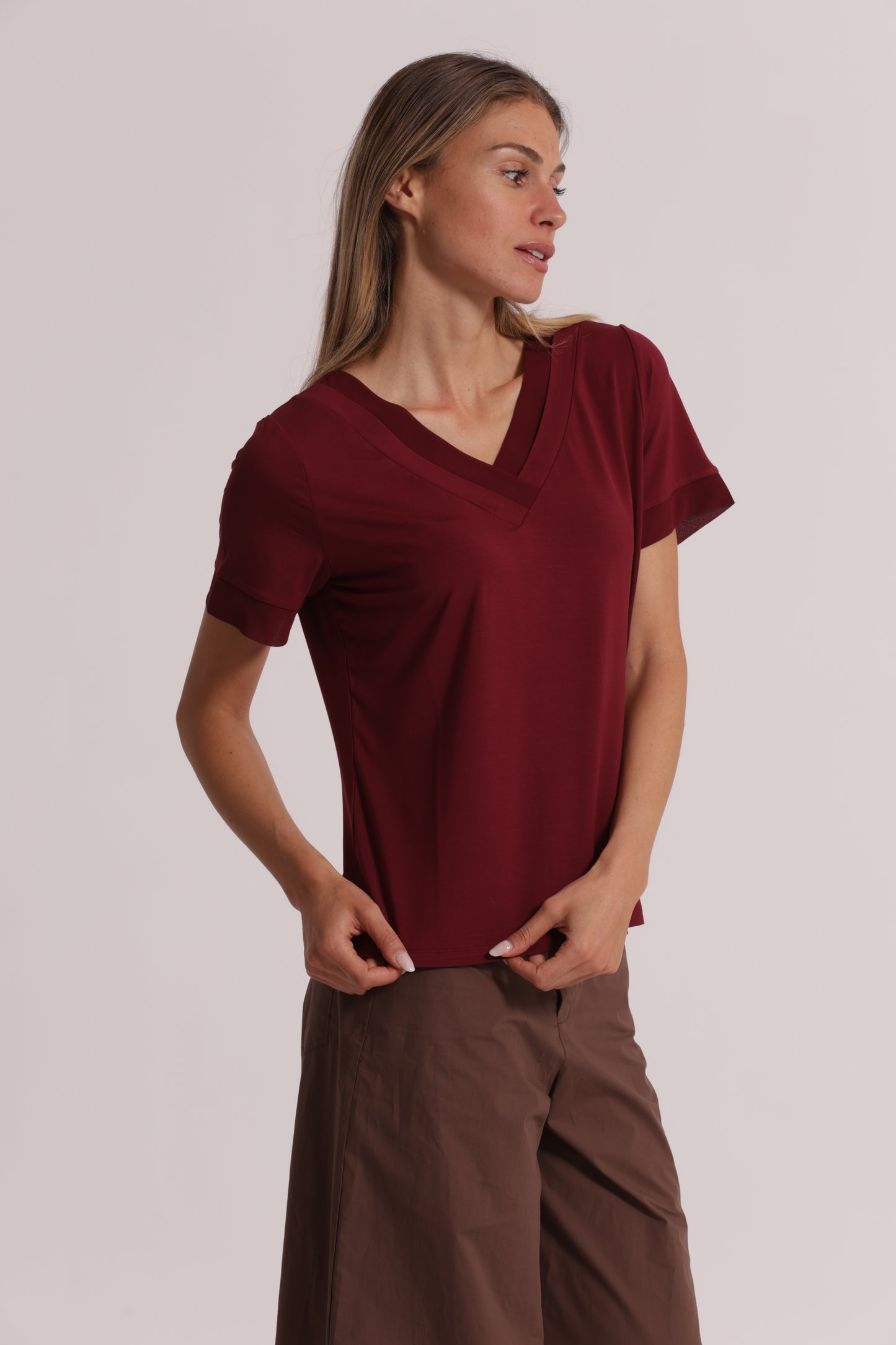 T-SHIRT SCOLLO A V CON DETTAGLI IN GEORGETTE