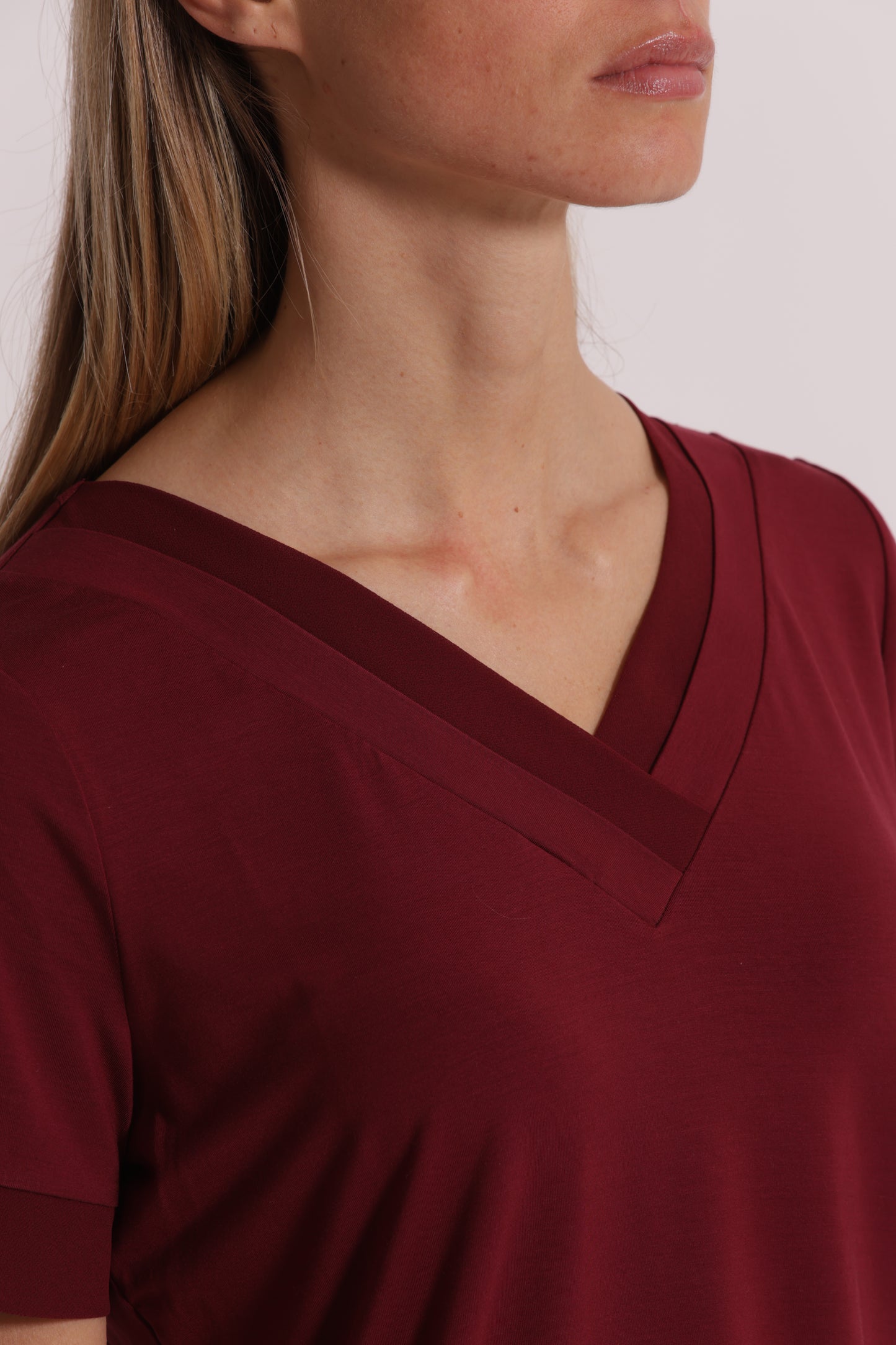 T-SHIRT SCOLLO A V CON DETTAGLI IN GEORGETTE