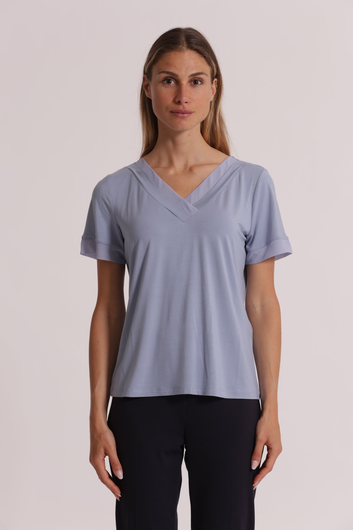 T-SHIRT SCOLLO A V CON DETTAGLI IN GEORGETTE