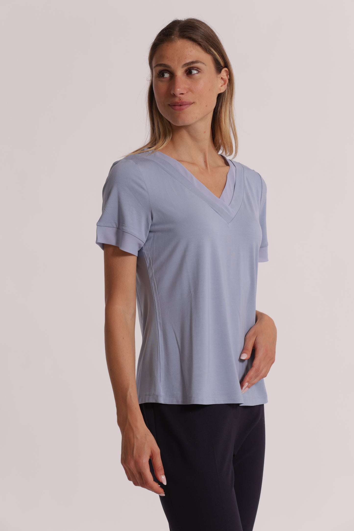 T-SHIRT SCOLLO A V CON DETTAGLI IN GEORGETTE