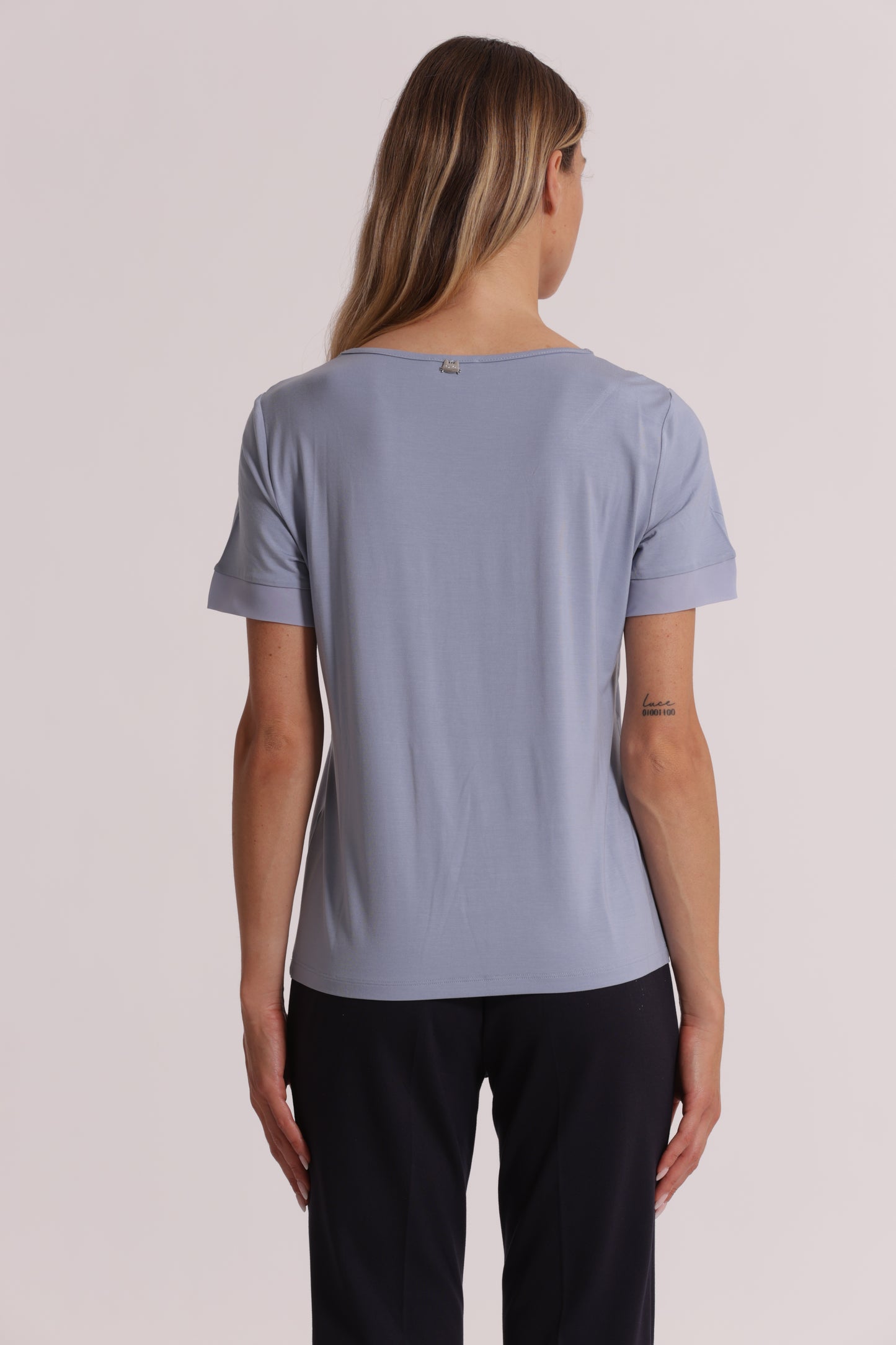 T-SHIRT SCOLLO A V CON DETTAGLI IN GEORGETTE