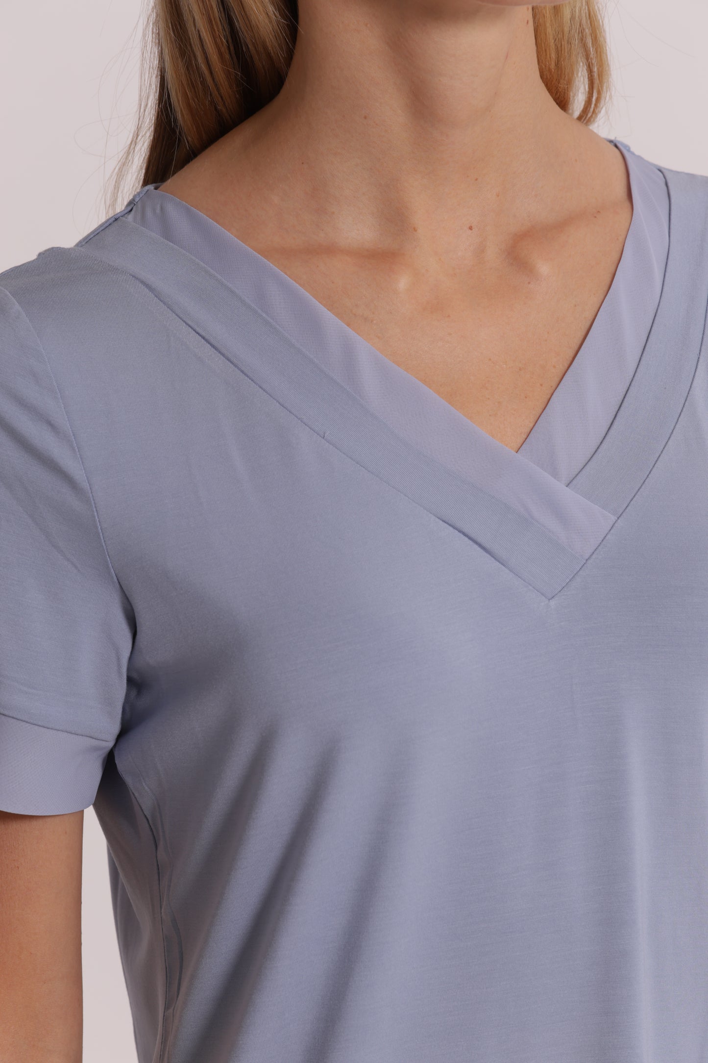 T-SHIRT SCOLLO A V CON DETTAGLI IN GEORGETTE