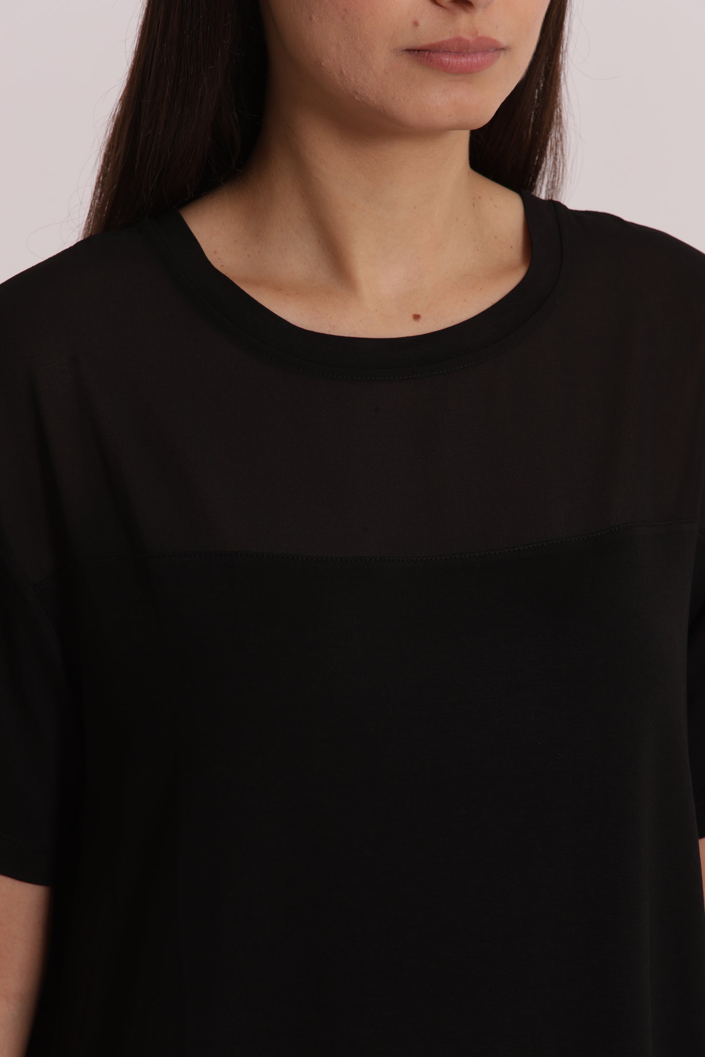T-SHIRT SCOLLO TONDO CON DETTAGLI IN GEORGETTE