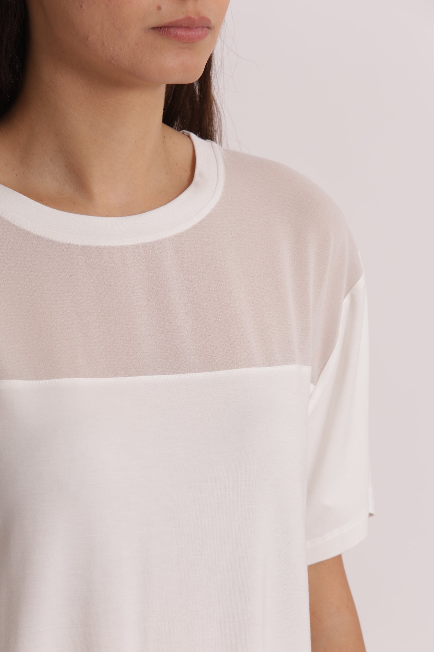 T-SHIRT SCOLLO TONDO CON DETTAGLI IN GEORGETTE