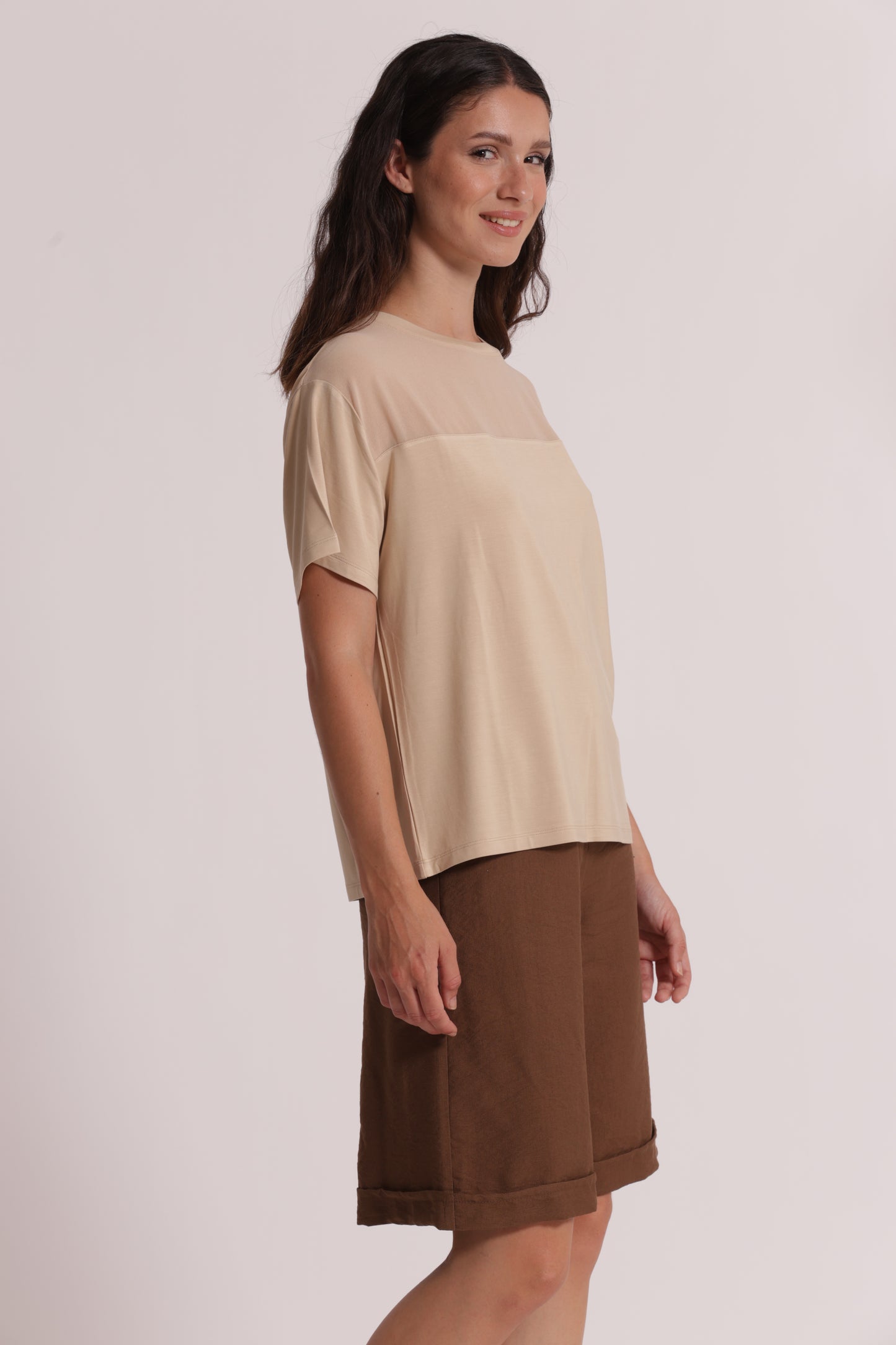 T-SHIRT SCOLLO TONDO CON DETTAGLI IN GEORGETTE