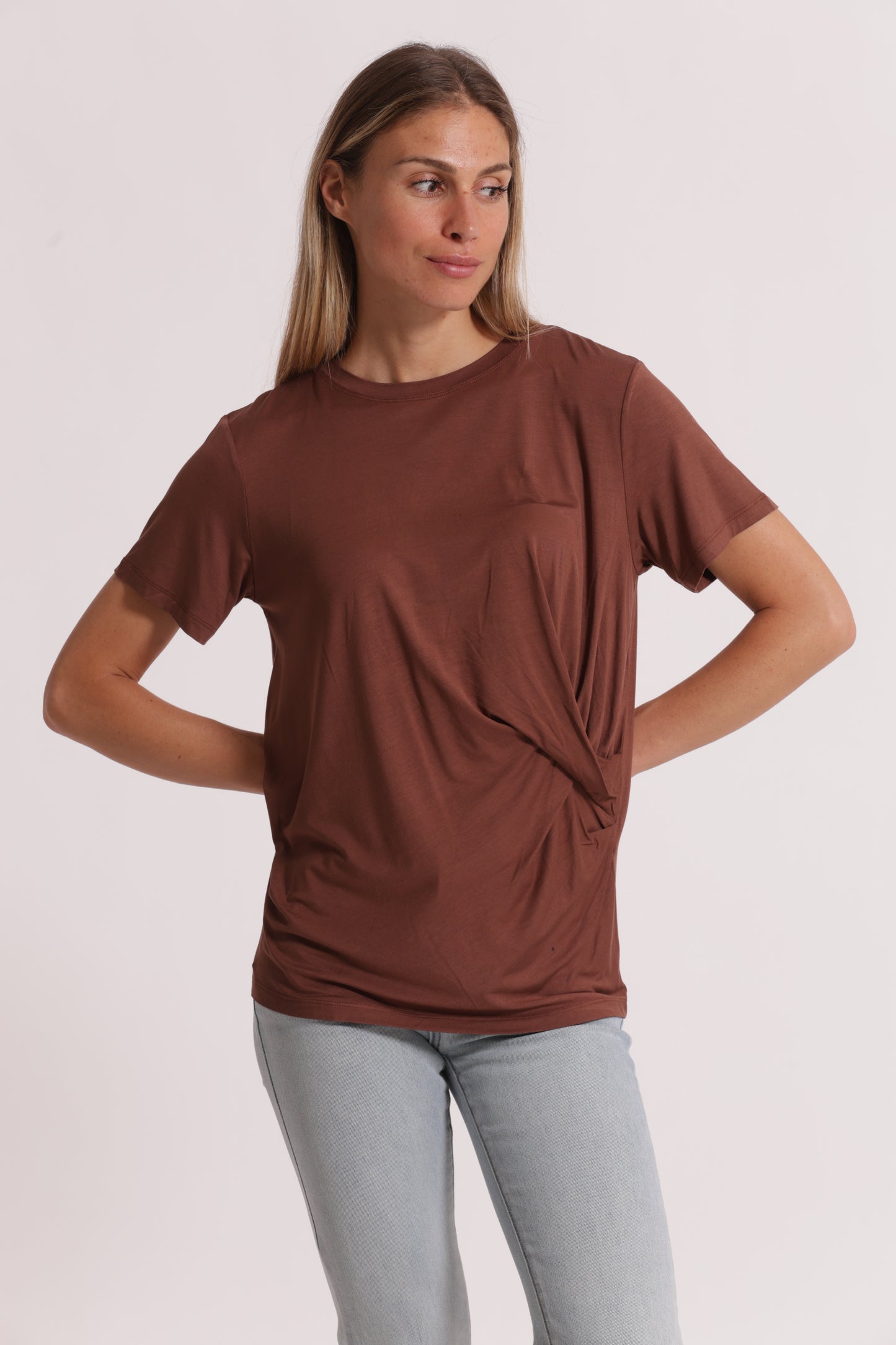 T-SHIRT MEZZE MANICHE CON ARRICCIO LATERALE