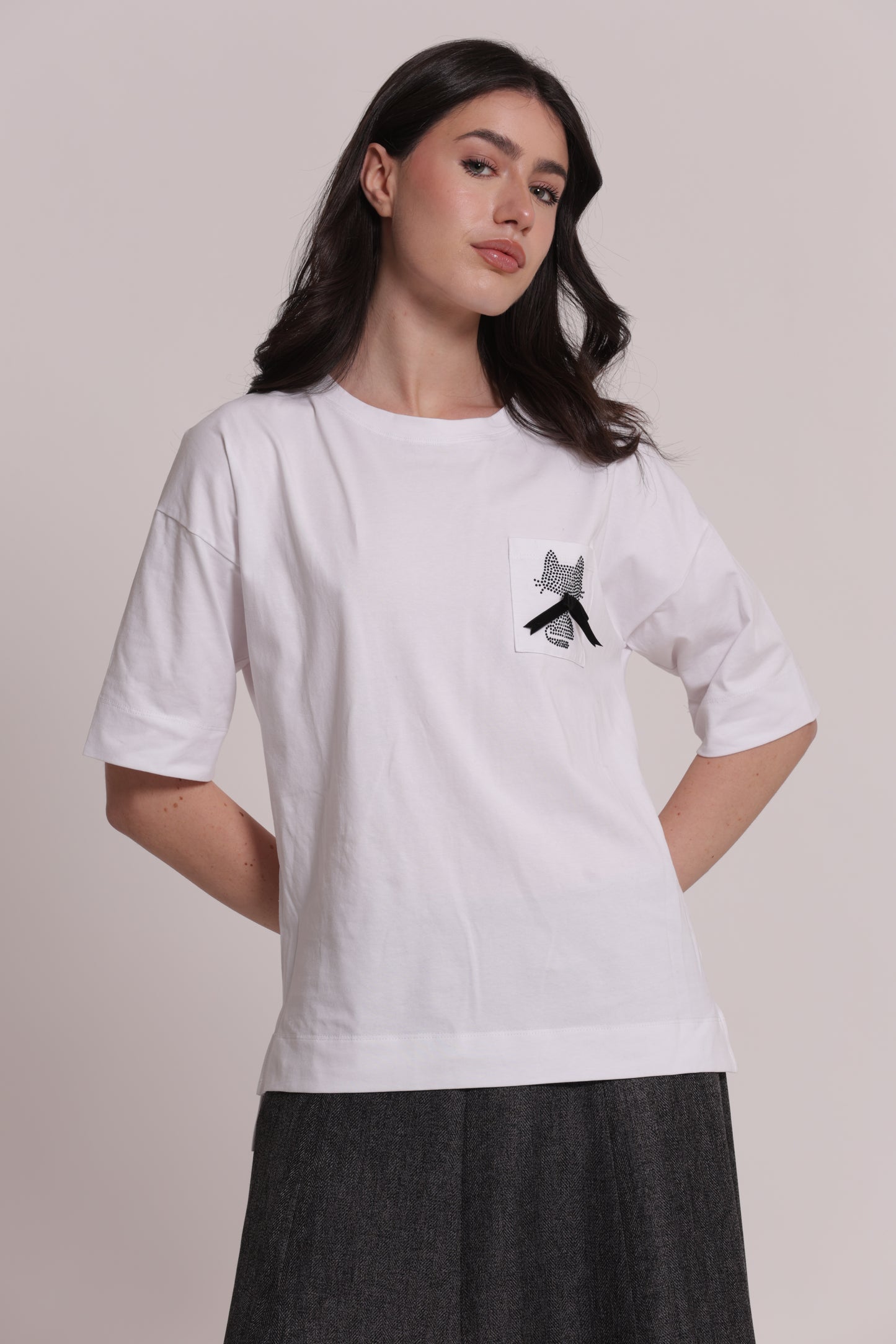 T-SHIRT CON TASCHINO E GATTO STRASS