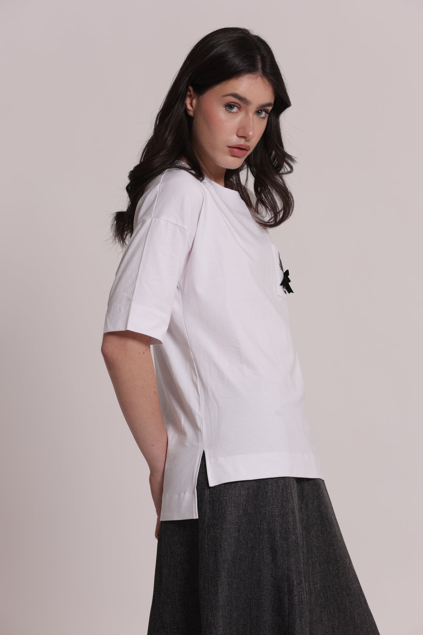 T-SHIRT CON TASCHINO E GATTO STRASS